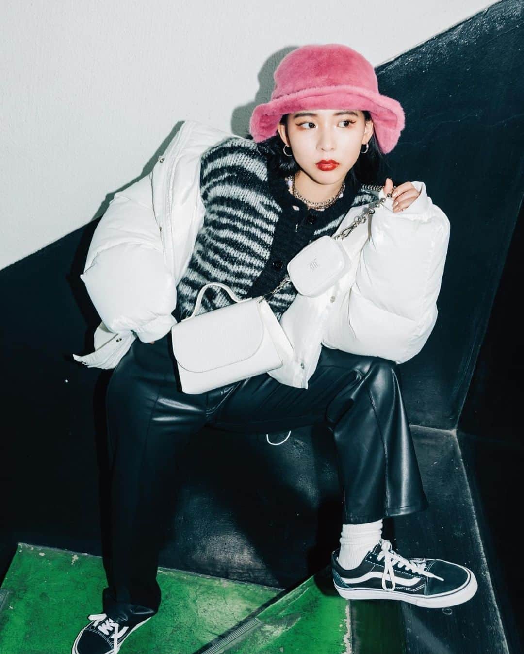 のインスタグラム：「. 【jouetie with. michi】 . 2020Winter collection with michi . ▼outer オーバールーズダウン ￥13,200→￥8,800(tax in) ICE/PPL/BRN . ▼tops <WEB LIMITED> ミニ2WAYカーデ ￥8,800→￥7,920(tax in) RED/GRN/MIX/D.MIX . ▼bottoms センターピンタックストレートパンツ ￥7,700→￥6,930(tax in) BLK/BLU/BRN . ▼outer ファーバケットハット ￥6,600→￥5,940(tax in) BLK/PNK O.WHT <PRE ORDER> . jouetie official WEB STORE RUNWAY channel NEW ITEM & PRE ORDER ITEM ALL10%OFF!!! ～12/31(WED)23:59まで . @jouetie_official TOPページURLからチェック✔️ 商品詳細は画像をタップ🛒📌 . #jouetie #jouetie2020aw #jouetie_ootd #fashion #autumn #winter #street #mixstyle #ジュエティ」