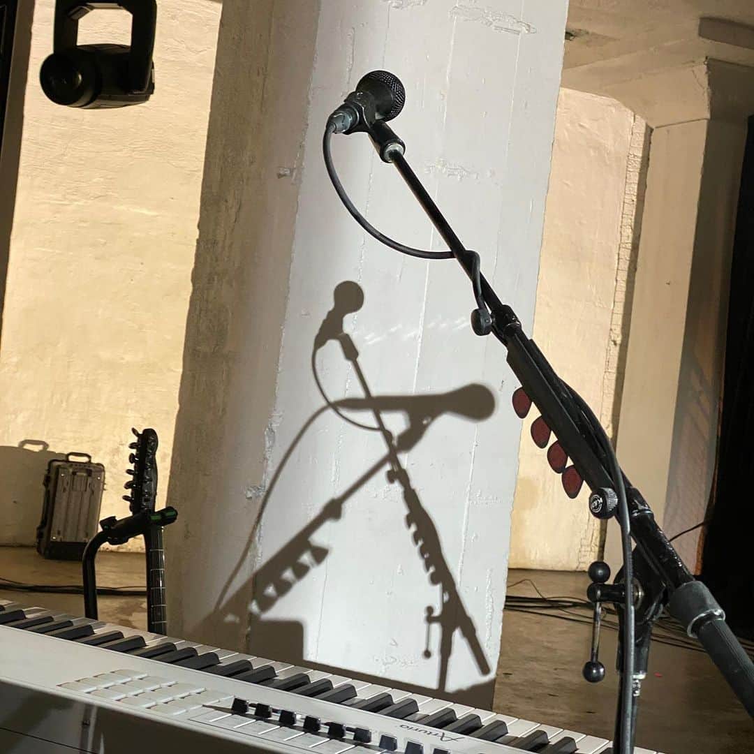 リック・バーチのインスタグラム：「Live streams, microphones and keys... OH MY!!!  ................................. This is going to be fun! ................................. Tickets link in bio.」