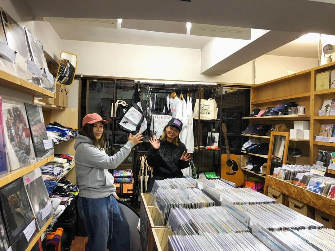 宮本菜津子さんのインスタグラム写真 - (宮本菜津子Instagram)「今日は、FLAKE RECORDS @flakerecords にて、新グッズの撮影をさせていただいたよ！👩🏻‍🦰👩🏻‍🦰👨🏻‍🦱📸  モデルとして協力してくれためぐちゃん @meg_ecosystem、だわさん @dawa_flake、そして、撮影を担当してくれたしみちゃん @shimizumasaya ありがとう！途中、ナードマグネットのすだくんが普通にお買い物しにきたりなどとても楽しい時間だった〜。新グッズの通販は年明け開始予定です、なんとなく楽しみにしておいていただけると嬉しいよ。何とぞ、よろしくね！ - #massofthefermentingdregs  #motfd #masudore #マスドレ #flakerecords  #フレイクレコーズ」12月27日 1時26分 - natsukondesu