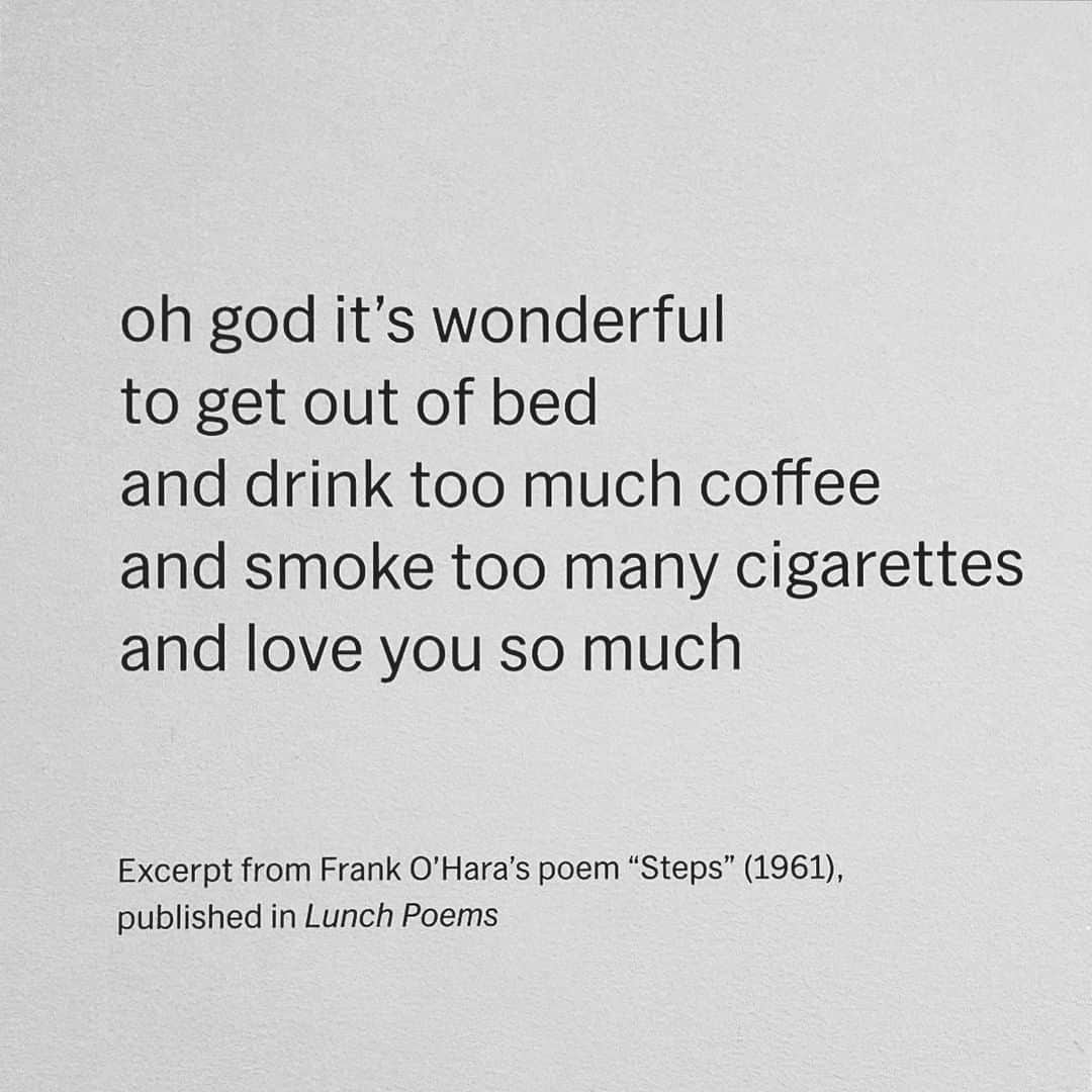 ニューヨーク近代美術館のインスタグラム：「We're getting major #SaturdayMorning vibes from this Frank O'Hara poem—though we can't condone the cigarettes!  O’Hara’s 1964 book Lunch Poems is full of verses he wrote during his breaks while he worked at MoMA, where he became a curator after starting at the front desk.  Get to know the "poet among painters" and his creative circle in the #MoMACollection gallery Frank O’Hara, Lunchtime Poet. Explore more at the link in our bio.  #FrankOHara #Poetry #LunchPoems #SaturdayVibes」