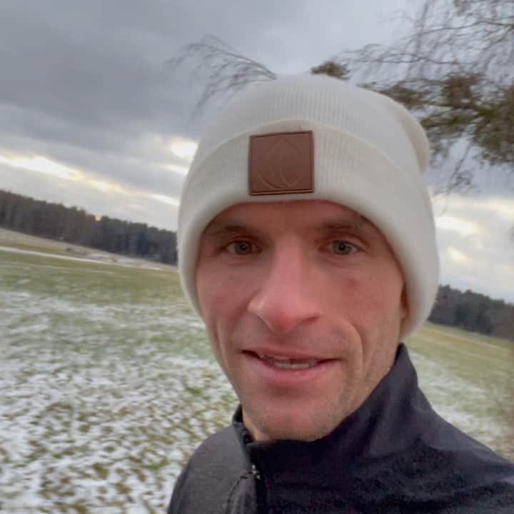 トーマス・ミュラーのインスタグラム：「Enjoy this special time in special times. 🥳🎄🐰🥕 #staypositive #stayhealthy #jaichhabeauchvieleplätzchengegessen😋 #abisserlbewegunghatnochkeinemgeschadet #heuteresteessen #entegutallesgut #froheweihnachten🎄🎁」