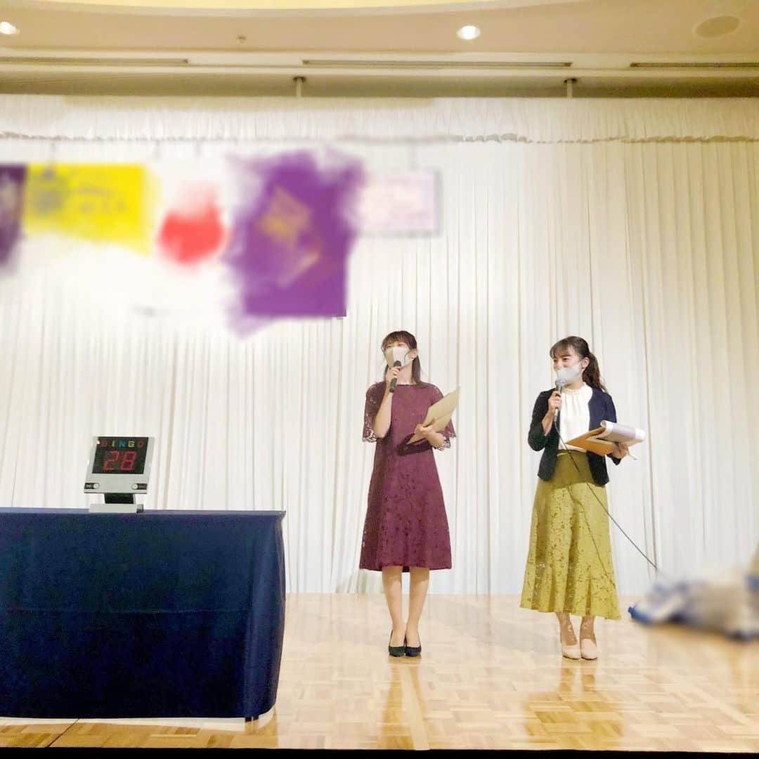 岡野綾夏さんのインスタグラム写真 - (岡野綾夏Instagram)「今日 2020年、お仕事納めでした🌼 写真は 12月中旬のクリスマス会の司会🤶 後輩の #横山紗弓 ちゃんと😙 . 久しぶりに会っても 話が尽きない 可愛い後輩ちゃんです🐶 . 一緒に司会できて楽しかった🙌 . . ただ、 今年は本当に 司会の機会が少なくて 寂しい一年でした。 . たくさんの笑顔に包まれる中で お仕事ができていることに 感謝しまくった一年でした🥺 . いつもと違う時間の流れ方で 色々考えさせられたし こんなときだからこそ 新しいことに挑戦して #上級ペット看護師 の資格も取得できた🐶 . ほんと、今までにない一年でした。 . もう少し、もう少しの我慢。 いつもの日常まで。 頑張ろう！ . #岡野綾夏 #司会 #福岡司会 #パーティー」12月27日 1時32分 - ayaka.o531