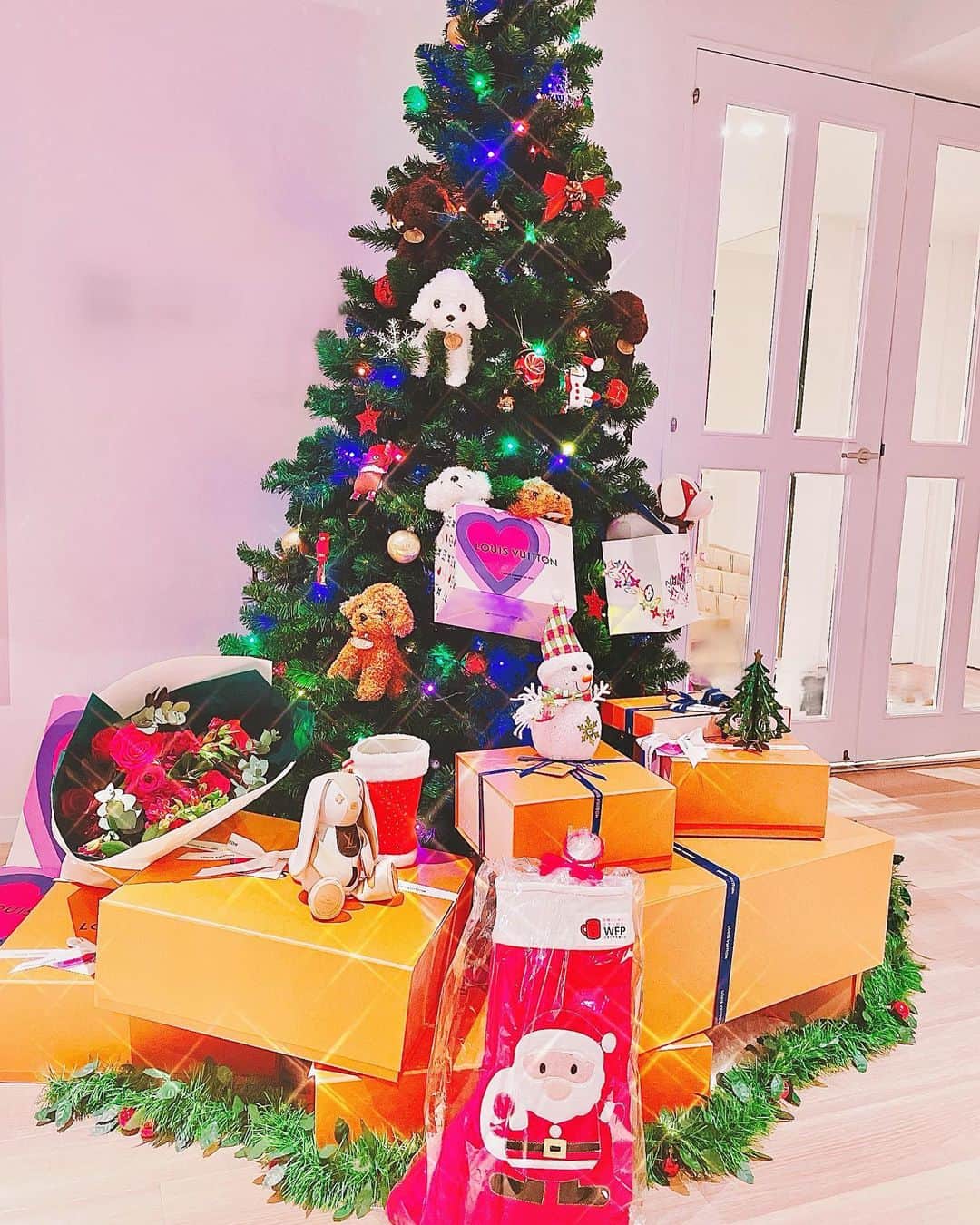 明日花キララのインスタグラム：「今年は愛犬ツリーにしたよ🎄❤︎ 🐩🎀🐩🎀 #来年はもっと大きくしたい #もっと大きなツリーが入るおうちに引っ越したい #ツリーしか勝たん」