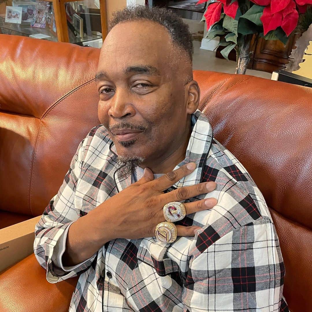 J・R・スミスのインスタグラム：「Got the Game from him so i brought the RINGS back to HIM! Thanks OG LOVE YOU 🤴🏾」