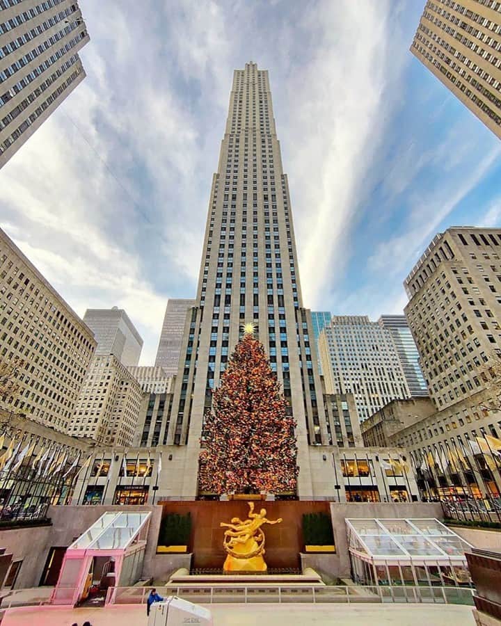The Peninsula Hotelsさんのインスタグラム写真 - (The Peninsula HotelsInstagram)「We hope you’re enjoying a restful day with your family. If you’re in the Big Apple, be sure to stop by and see the @rockefellercenter tree (one of our most favourite traditions!) before it’s too late.⁣ ⁣ ⁣ ⁣ ⁣ #newyork #newyorkcity #rockefellercenter #luxurytravel #nyc #nycprimeshots #instagramnyc」12月27日 1時56分 - peninsulahotels
