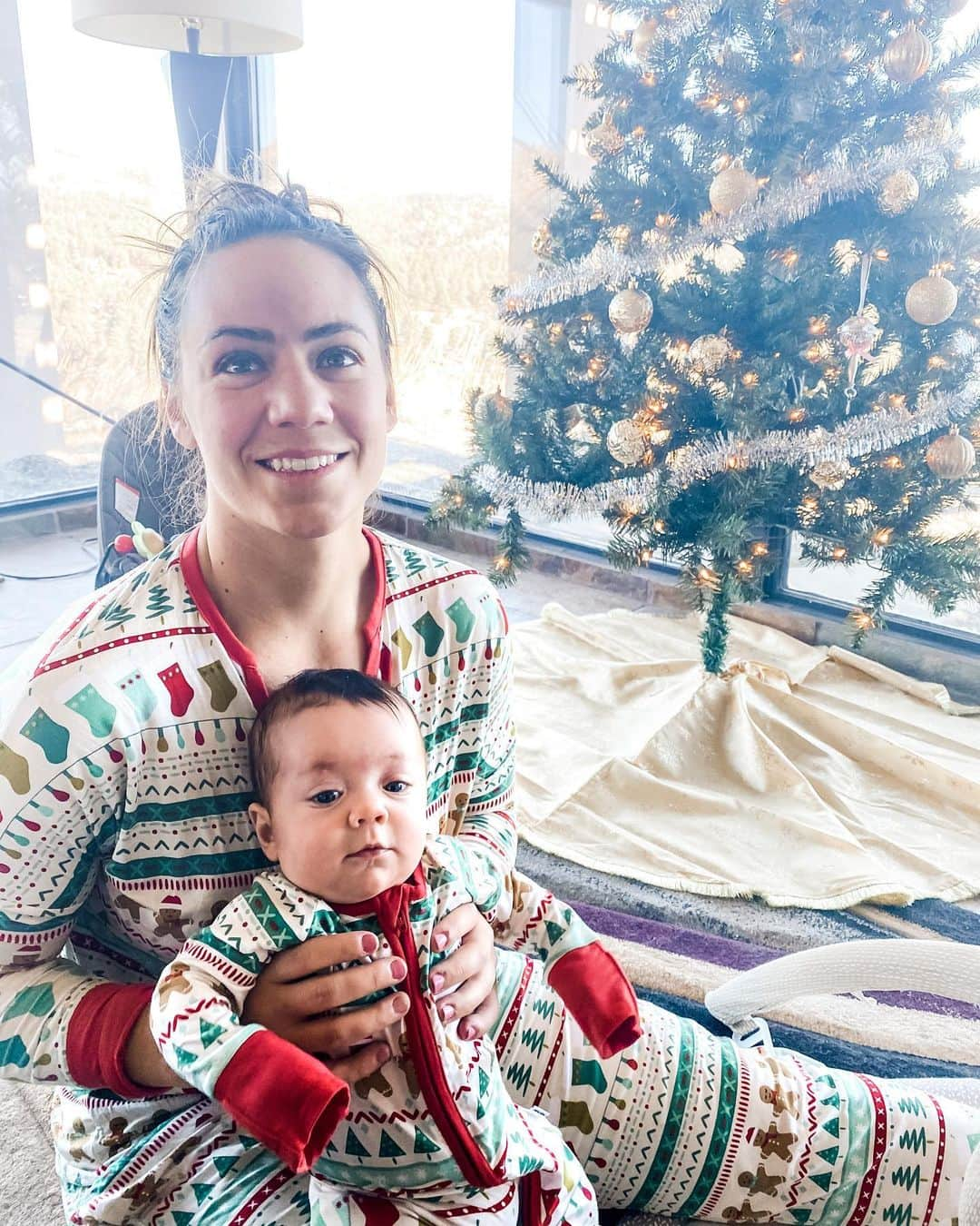 Camille Leblanc-Bazinetさんのインスタグラム写真 - (Camille Leblanc-BazinetInstagram)「Something I absolutely want to do my best at as a mom is to take action and show Zoe that I walk the walk.   When I tell her that she should be kind to herself and take care of her I NEED to be doing the same for me so she can see what it looks like and can imitate it.   I know she is still small but I hope that she is seeing how hard I work already. This might be one of the hardest challenge I’ve ever set for  myself. I won’t always do it but I will take accountability and acknowledge when I am falling short of my word.  What are you doing to take care of you?   We are starting our next challenge January 4th! Will you join me and our community to be in charge of you nutrition, mindset and training?   2020 can kiss my abs challenge  Starts January 4th Training Nutrition Mindset Ferocefitness.com to register or link in my bio ♥️⭐️」12月27日 1時57分 - camillelbaz