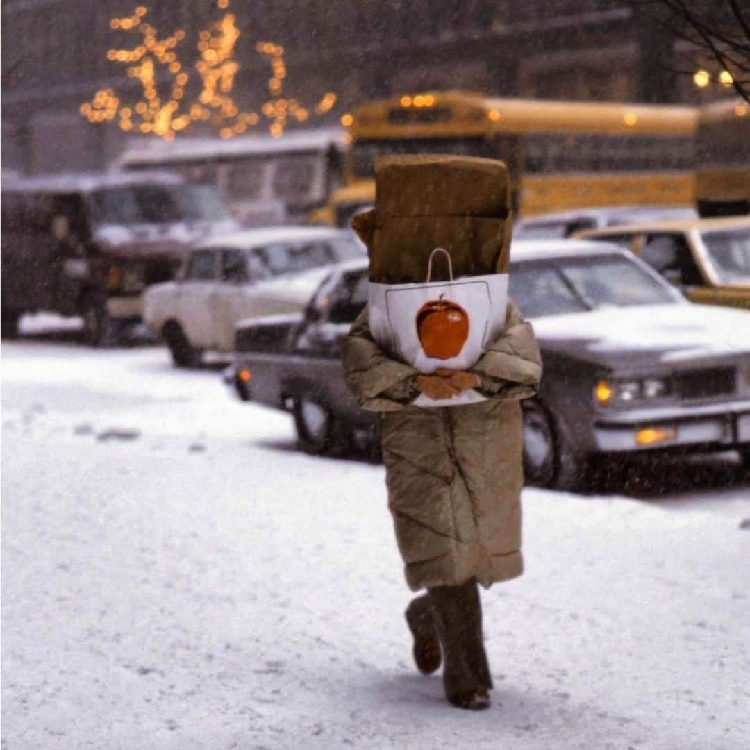 アダムのインスタグラム：「New York, Christmas Presents. Frank Horvat, 1984.」