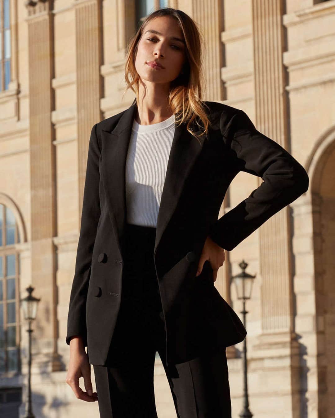 クーカイのインスタグラム：「Le blazer Delta, un intemporel à avoir dans son dressing. Il vous accompagnera de jour comme de nuit en toutes circonstances.  #kookai #outfit #fashion」