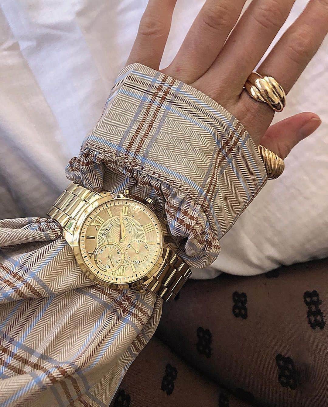ゲスのインスタグラム：「let the countdown to 2021 begin ✨ details via @laurenspindler_ #GUESSWatches」