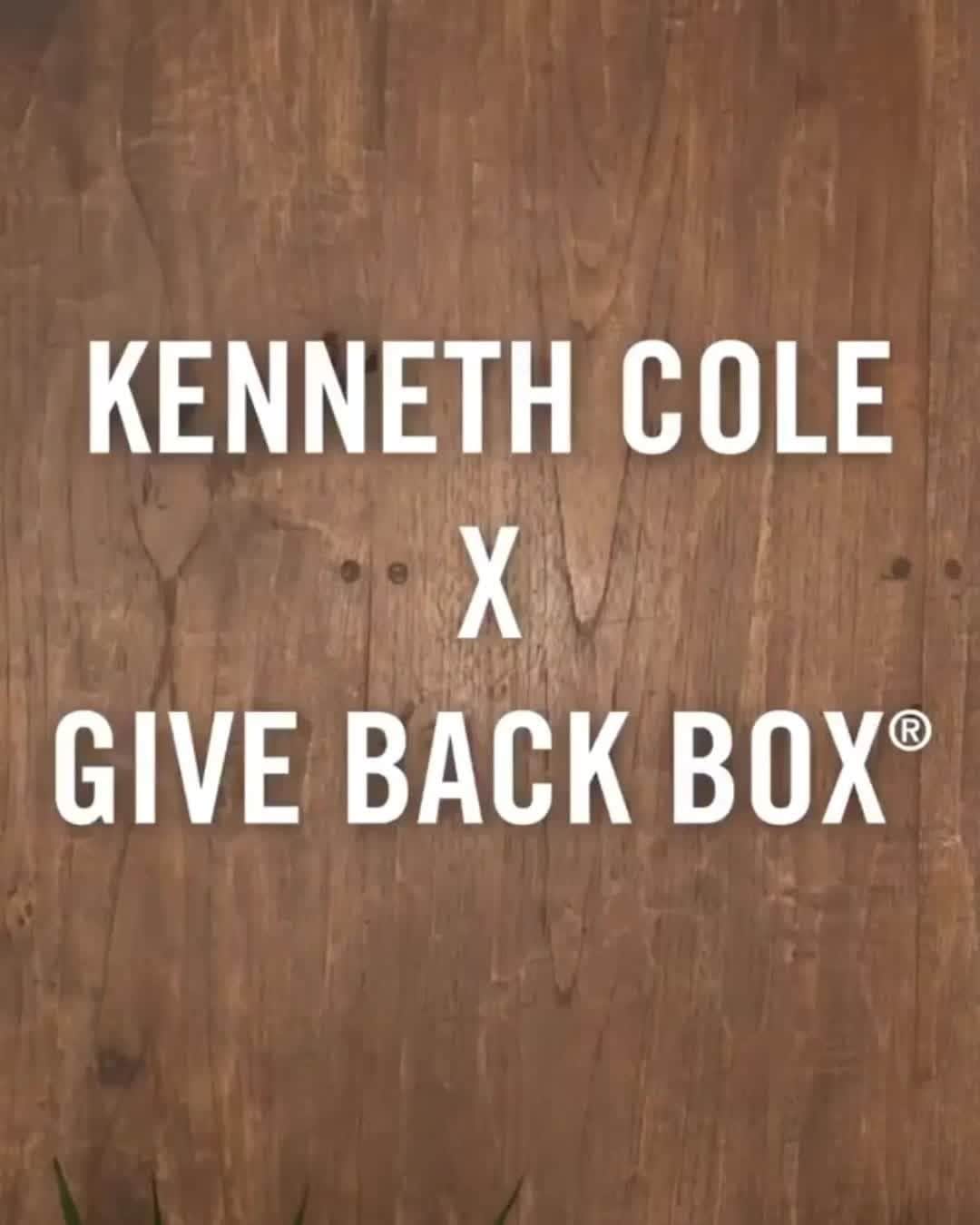 ケネスコールのインスタグラム：「Many refer to today as Boxing Day, the perfect time to remind you about our partnership with GIVE BACK BOX – the easy way to donate your old stuff when you get your new stuff. Click the the link in bio to find out more.  When you shop at KennethCole.com, we’ll donate to The New York Public Library in support of The Harry Belafonte Black Liberation Speaker Series. Info link in bio.」