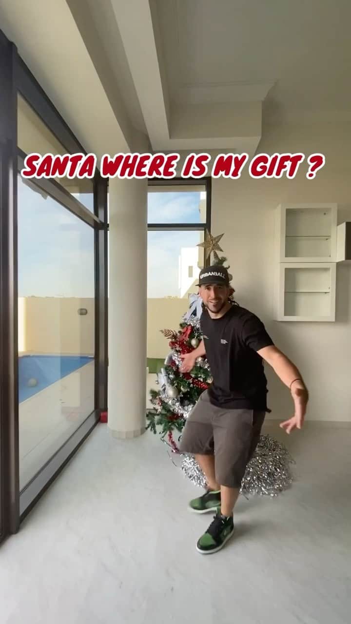 ショーン・ガルニエのインスタグラム：「HE ALMOST FORGET ME 😂😂😂 Santa ❌@urbanball 📸 @kevin_carre_coach  #chri」