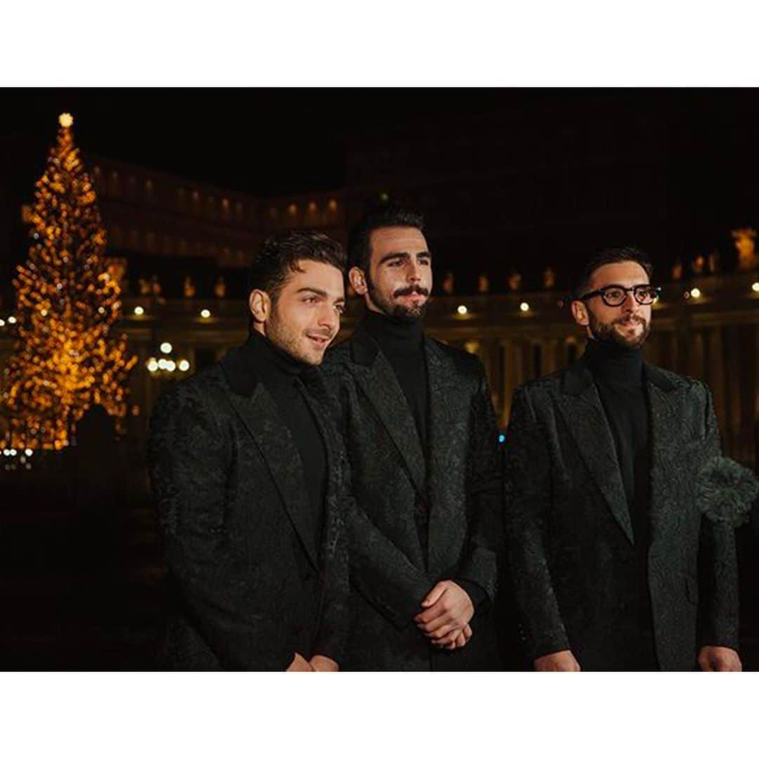 ドルチェ&ガッバーナさんのインスタグラム写真 - (ドルチェ&ガッバーナInstagram)「Happy Holidays from Gianluca, Ignazio and Piero that chose to wear #DolceGabbana for their Christmas performance in Rome.  #DGFamily #DGCelebs #DGHolidays」12月27日 2時00分 - dolcegabbana