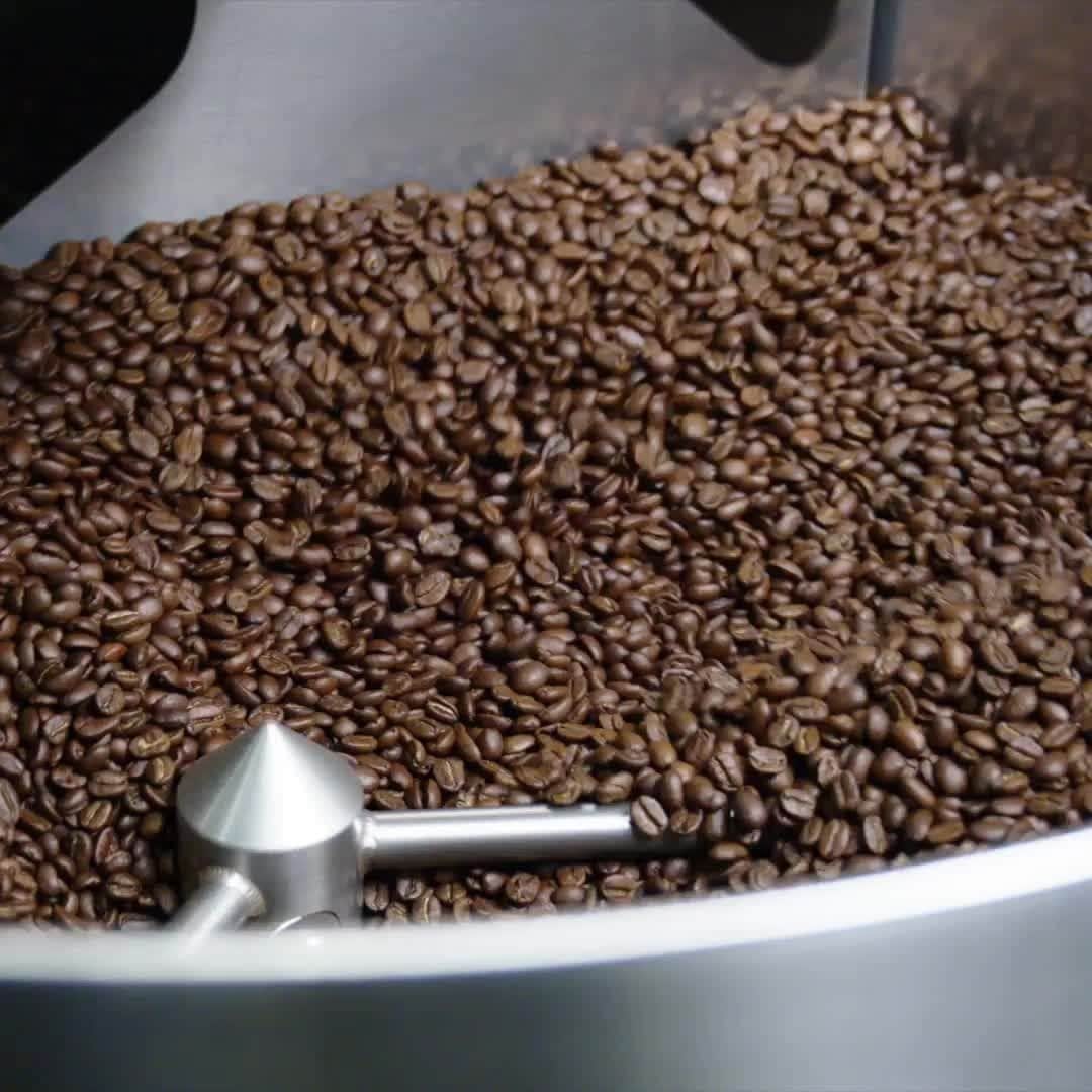Blue Bottle Coffeeのインスタグラム：「We extend our deepest thanks to those who roast, cold-brew, and pack Blue Bottle coffees with care and dedication to send to our cafes and guests around the globe.  #💙WithGratitude⁠」