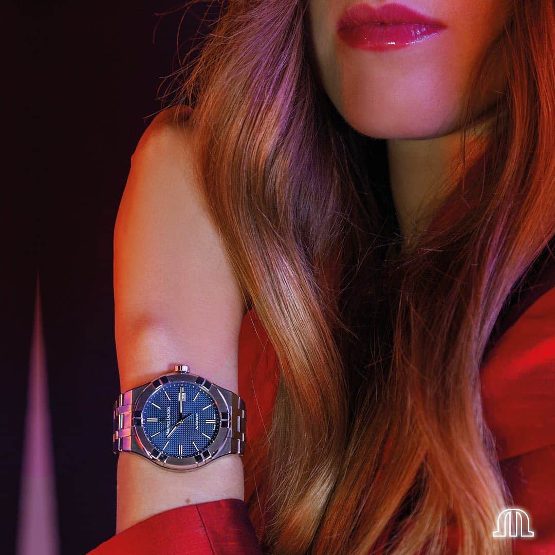 のインスタグラム：「Red suit & blue #AIKON, opposing yet complementing one another. A rich duo to bring energy into your holiday season. #BeYourAikon #YourTimeIsNow  #MauriceLacroix #Watch #Reloj #LuxuryWatch #Swisswatch #HauteHorlogerie #Swisswatchmaking #Watchmaking #Wotd #Watchesofinstagram #Watchfam #Watchlife #Swissmade #Whatsonmywrist #Watchoftheday #Watchaddict #Dailywatches #instawatchdaily #instawatches #Wiwt #Womw」