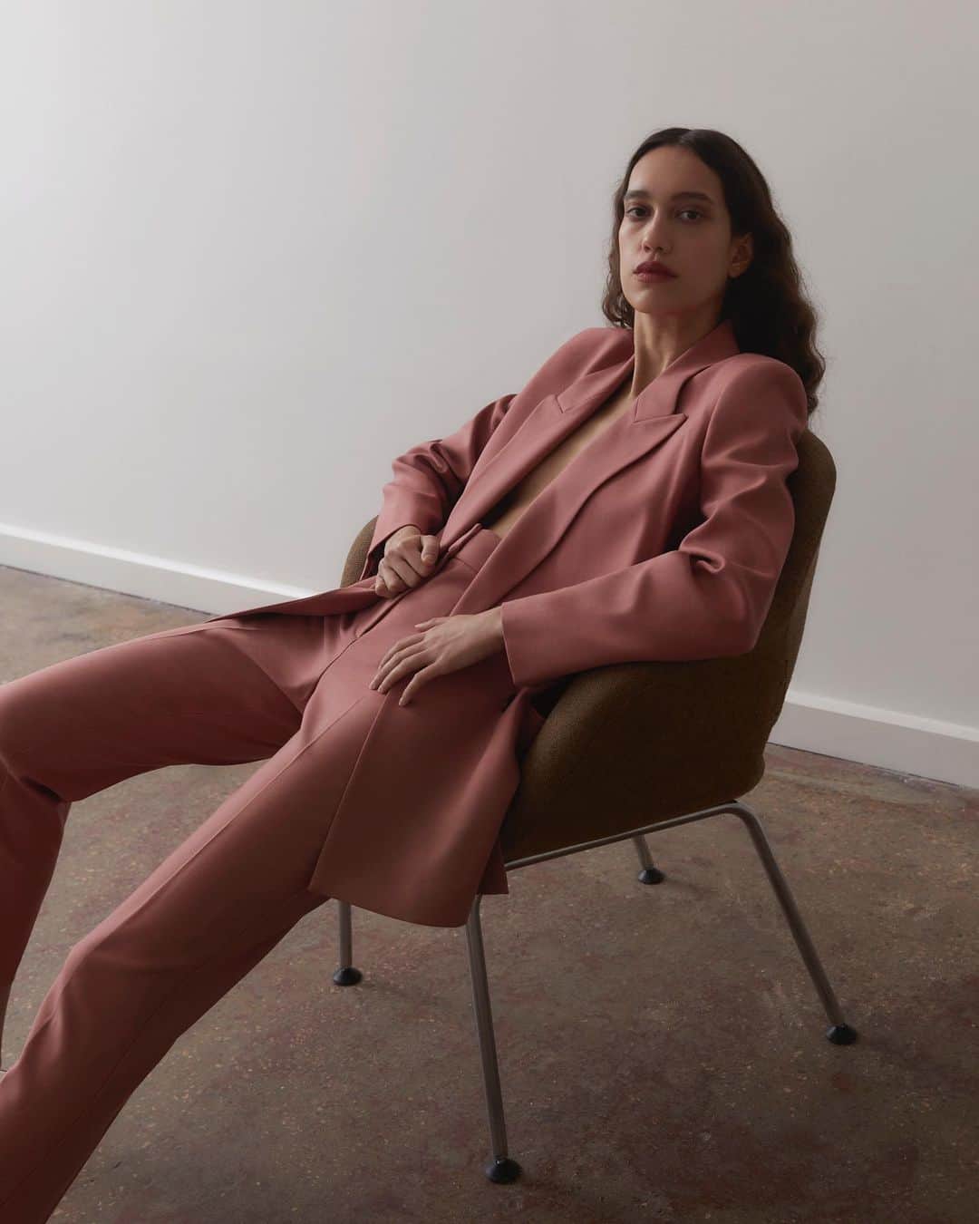 レベッカテイラーのインスタグラム：「Slouched. @alicefisherphoto」