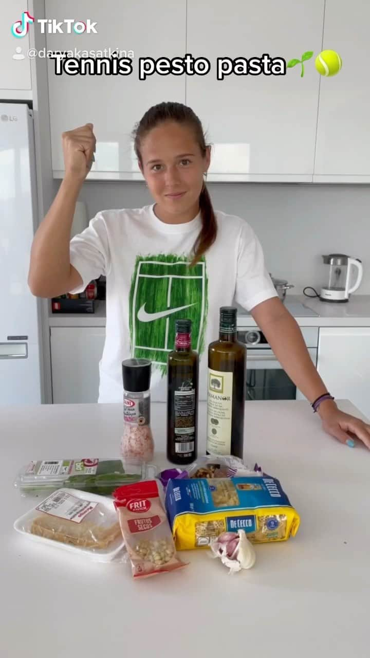 ダリア・カサトキナのインスタグラム：「Pesto pasta for tennis fans😋🎾🌱 «Дилетантская кухня»😂 Рецепт пасты песто с добавлением «теннисных» ингредиентов🥰 #pasta #pesto #tennis #reels #паста #песто #рецепт」