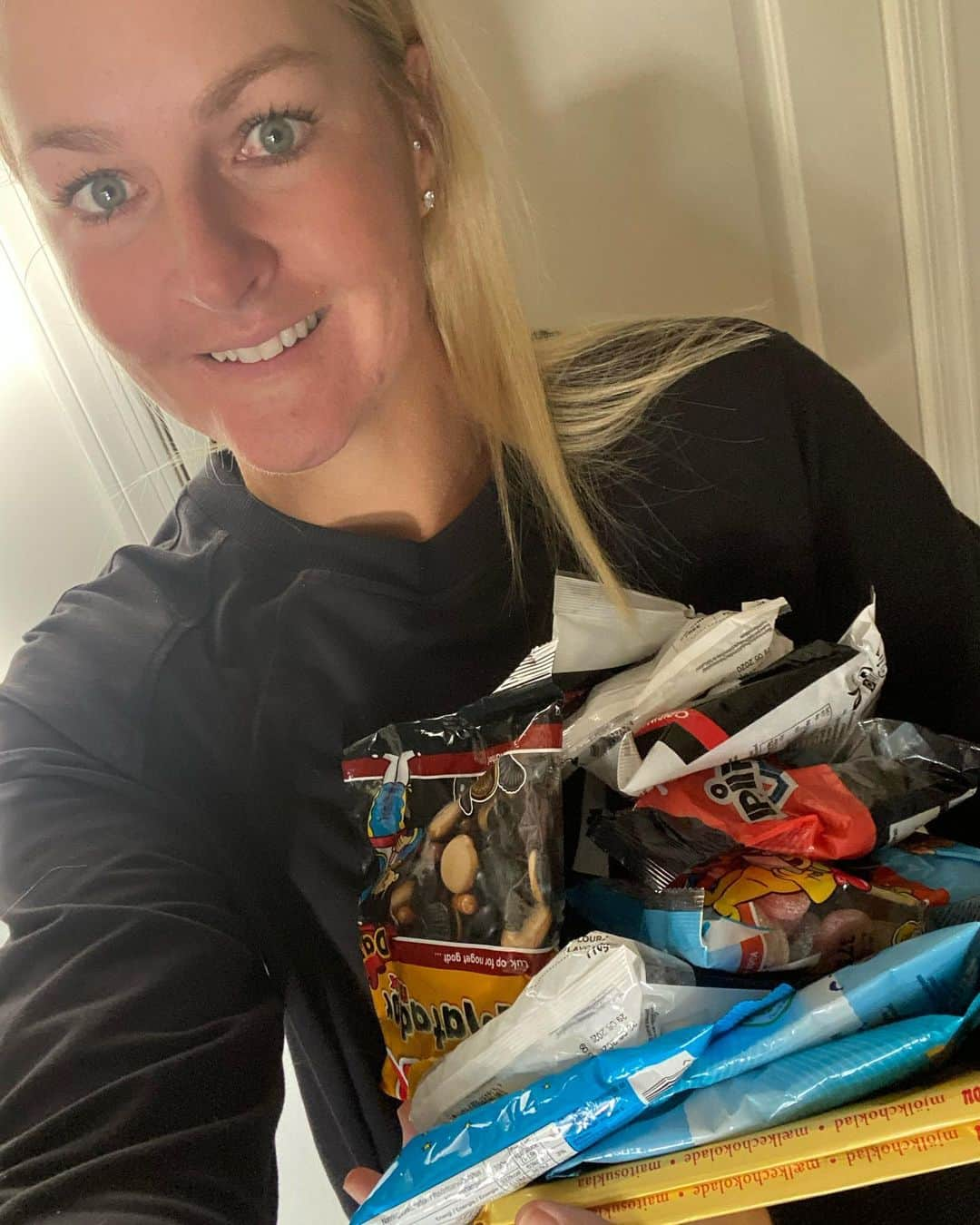 アンナ・ノルドクビストさんのインスタグラム写真 - (アンナ・ノルドクビストInstagram)「I have the best friends... carepackage with salt licorice and swedish chocolate!! Thank you to the great 🇩🇰 for the surprise delivery!!! 🤩🤩🤩 yes... I love my candy!!」12月27日 2時17分 - a_nordqvist