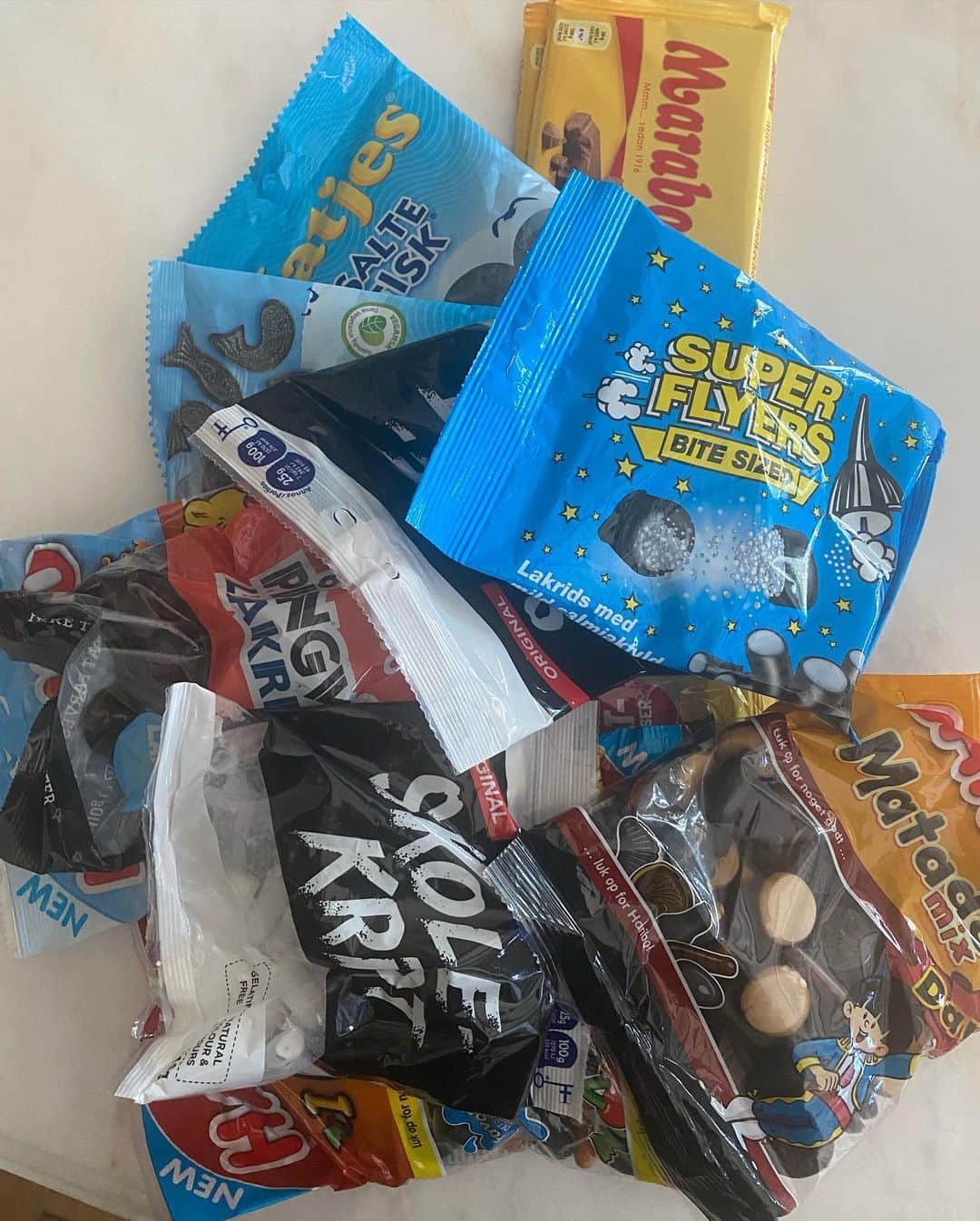 アンナ・ノルドクビストさんのインスタグラム写真 - (アンナ・ノルドクビストInstagram)「I have the best friends... carepackage with salt licorice and swedish chocolate!! Thank you to the great 🇩🇰 for the surprise delivery!!! 🤩🤩🤩 yes... I love my candy!!」12月27日 2時17分 - a_nordqvist