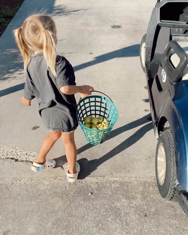 ストーミ・ヘンレイのインスタグラム：「My caddie is so distracting 🔊😹 her songs are the best lol」