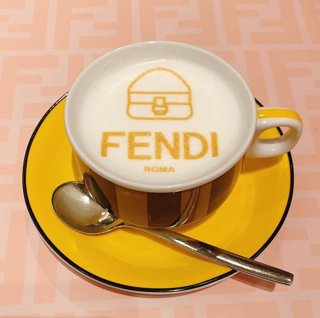 山下まみさんのインスタグラム写真 - (山下まみInstagram)「FENDIとアニヴェルセルのコラボカフェ☕️ かわええ。  #fendicafe #FENDI #アニヴェルセル #cafe #anniversaire」12月27日 2時12分 - yamashita_mami