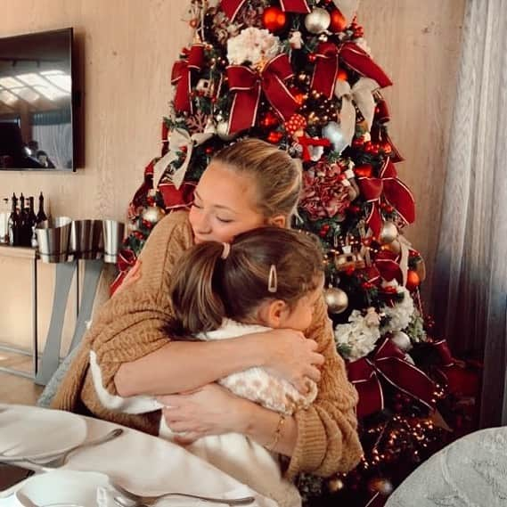 ライア・グラッシのインスタグラム：「The best Christmas gift: 𝐹𝑎𝑚𝑖𝑙𝑦 ♥️  #loveu #niece #luckyme」