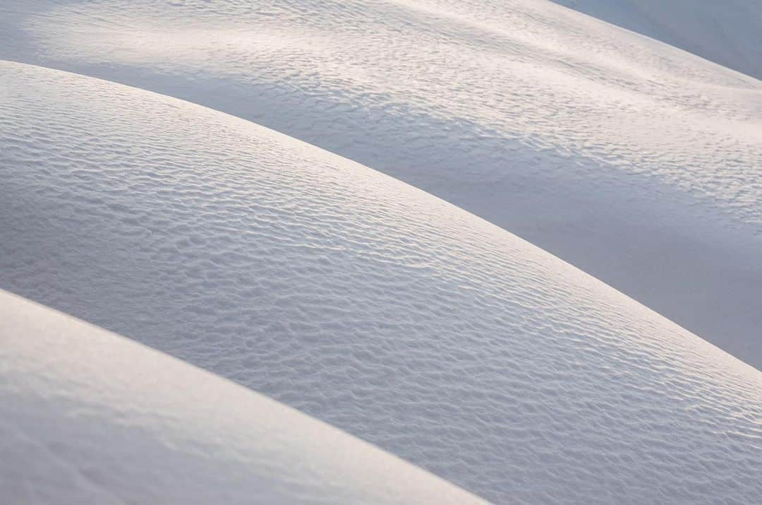 Michael Yamashitaさんのインスタグラム写真 - (Michael YamashitaInstagram)「Big Snow: Daisetsuzan, the largest of Japan's national parks, translates to "big snow mountain", and snowfalls of over 20 inches in a week are par for the winter's course here in the northern part of Hokkaido. Dubbed "the playground of the gods" and worshiped as a holy place by Japan's indigenous people, the Ainu, Daisetsuzan is a pristine winter wonderland from October to June. Mt. Asahi, part of the Daisetsuzan Volcanic Range, is Hokkaido’s tallest peak, and its sulphurous fumaroles (steam vents) and changeable weather make for undulating patterns of snow and shadow. #daisetsuzan #snowscape #lightandshadow #hokkaido #daisetsuzannationalpark」12月27日 2時25分 - yamashitaphoto