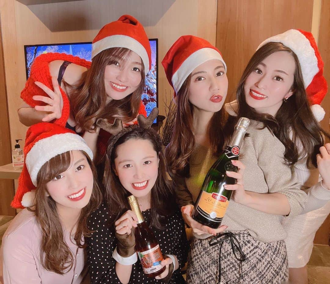 杉野遥奈のインスタグラム：「Merry Christmas🎄❤️#時差  関西ワーケーション旅してる途中に 大阪の友達とクリスマスパーティして、 東京戻ってきてからクリスマスのイベント開催して、 イブは彼氏とウェスティンホテルの良いお部屋泊まって クリスマス当日はUVERworldのLIVE😭💕  なんとも満たされたクリスマスウィークでした😌 本当に去年はストレスでハゲてたと思えない位 今が充実してて、１年でこんなに人生変わるのかと びっくりしてる…。 ハゲは未だに治ってないけど😇笑  彼氏も、友達も、家族も、仕事も好きで こんなに満たされてて良いのかなぁって思うくらい、 今の私の周りの人間関係や環境に感謝してる😊✨  何かを選択する必要がある時 「どれか」で妥協するんじゃなく 「どれも」実現させる為にどうすれば良いのか 考えて行動するのが大事だと思ってて、 どれも選択できる自分でいる為の努力をしたい。  「恋愛か仕事か」じゃなく、 「恋愛も仕事も家族も友達も自己実現も」 叶える為の選択を考えぬく！ 妥協しない人こそ後悔しないし、 最適解を作ってく人生の方が楽しい🥰  ━━━━━━━━━━━━━━━━━━ Follow : @haru0127x Me：#旅するフリーランス #ノマド #アドレスホッパー #webdesign  ✈️41カ国200都市以上旅暮らし 🌍コロナ終息後 #世界一周 ❤️#意識高い系自由人 ━━━━━━━━━━━━━━━━━━」