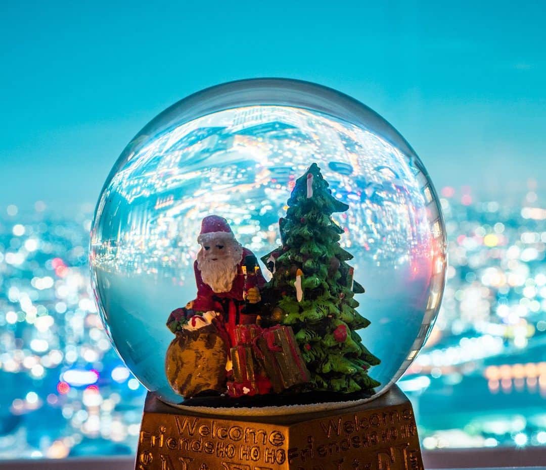 杉野遥奈さんのインスタグラム写真 - (杉野遥奈Instagram)「Merry Christmas🎄❤️#時差  関西ワーケーション旅してる途中に 大阪の友達とクリスマスパーティして、 東京戻ってきてからクリスマスのイベント開催して、 イブは彼氏とウェスティンホテルの良いお部屋泊まって クリスマス当日はUVERworldのLIVE😭💕  なんとも満たされたクリスマスウィークでした😌 本当に去年はストレスでハゲてたと思えない位 今が充実してて、１年でこんなに人生変わるのかと びっくりしてる…。 ハゲは未だに治ってないけど😇笑  彼氏も、友達も、家族も、仕事も好きで こんなに満たされてて良いのかなぁって思うくらい、 今の私の周りの人間関係や環境に感謝してる😊✨  何かを選択する必要がある時 「どれか」で妥協するんじゃなく 「どれも」実現させる為にどうすれば良いのか 考えて行動するのが大事だと思ってて、 どれも選択できる自分でいる為の努力をしたい。  「恋愛か仕事か」じゃなく、 「恋愛も仕事も家族も友達も自己実現も」 叶える為の選択を考えぬく！ 妥協しない人こそ後悔しないし、 最適解を作ってく人生の方が楽しい🥰  ━━━━━━━━━━━━━━━━━━ Follow : @haru0127x Me：#旅するフリーランス #ノマド #アドレスホッパー #webdesign  ✈️41カ国200都市以上旅暮らし 🌍コロナ終息後 #世界一周 ❤️#意識高い系自由人 ━━━━━━━━━━━━━━━━━━」12月27日 2時18分 - haru0127x