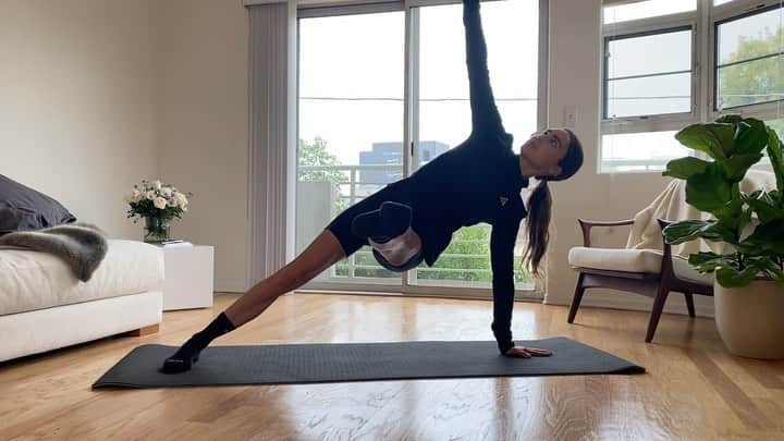 Kirsty Godsoのインスタグラム：「My favourite game is pyro tings 🔥⚡️✨ Try these drills out as some morning movement, quick core burner or stacked into your next workout 🥳 1. Side plank to forward leg extension - 10 reps 2. Side plank with bent leg lowers - 10 reps Repeat 1&2 on other side 3. Reverse crunch to roll up twist 😈 - 10 reps total (try keep hands behind head with elbows wide the whole time) 4. Split Leg Sweeps - 10 reps (not resting on elbows- this should be an active brace position) 5. Forearm plank with bent knee tap and iso hold - 10 reps each side. (Control the tap of the knee to the floor using your lower abs and hold tension in the lifted bent leg by flexing the foot to engage the hamstring and glute).  Run through 2-3x focusing on form as a priority! ✨✨✨ @pyrogirls @madeof_____ @niketraining」