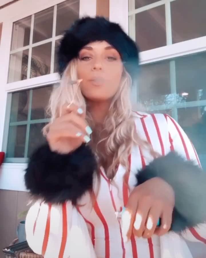 Sydney A Malerのインスタグラム：「I hope everyone had a lit holiday!😂🌬💋」