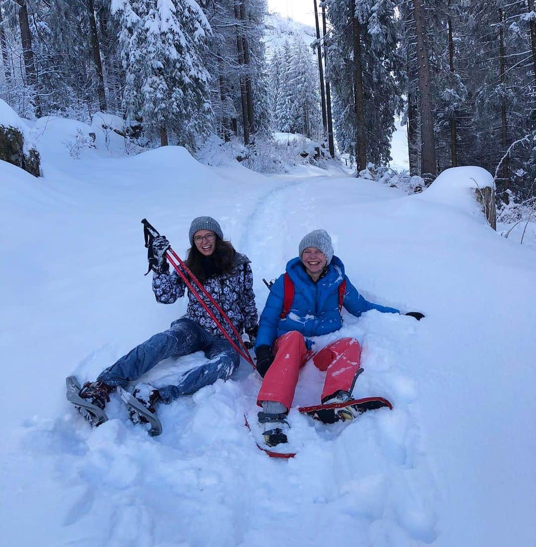 ユリア・シェチニンのインスタグラム：「We were dreaming of a white Christmas... So we stopped dreaming and went hiking in lots and lots of snow ☃️ • #switzerland #hiking #snowhike #christmas #beautiful #mountains #snow #winterwonderland」