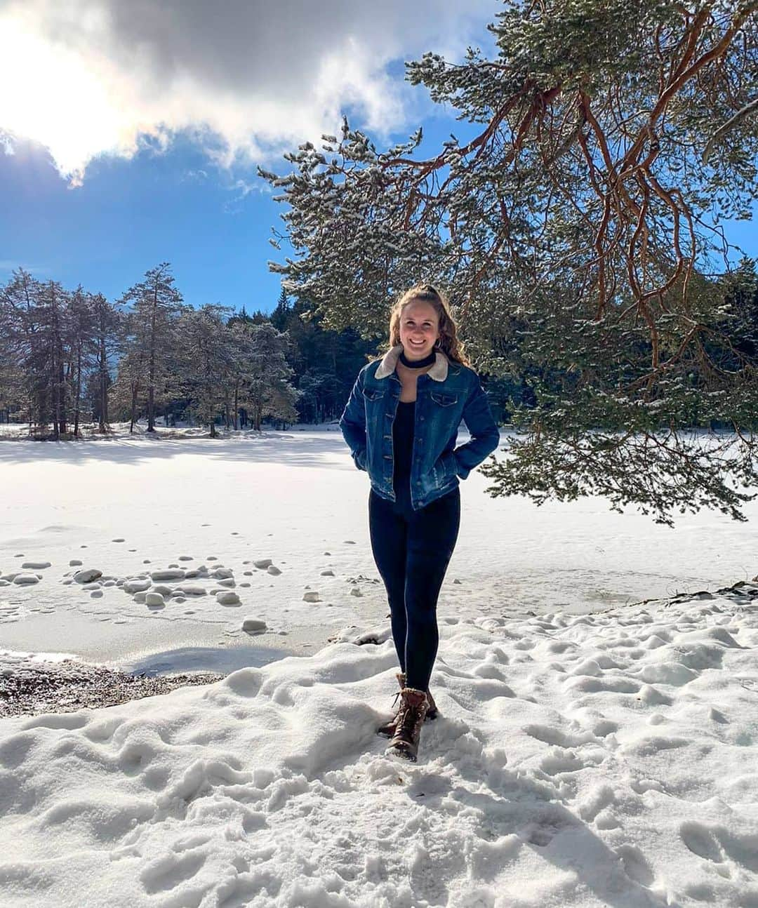 ハンナ・シューベルトのインスタグラム：「Walking in a winter wonderland ☃️🎶 . Merry (late) Christmas everyone 🎉🥰 Stay healthy❣️」