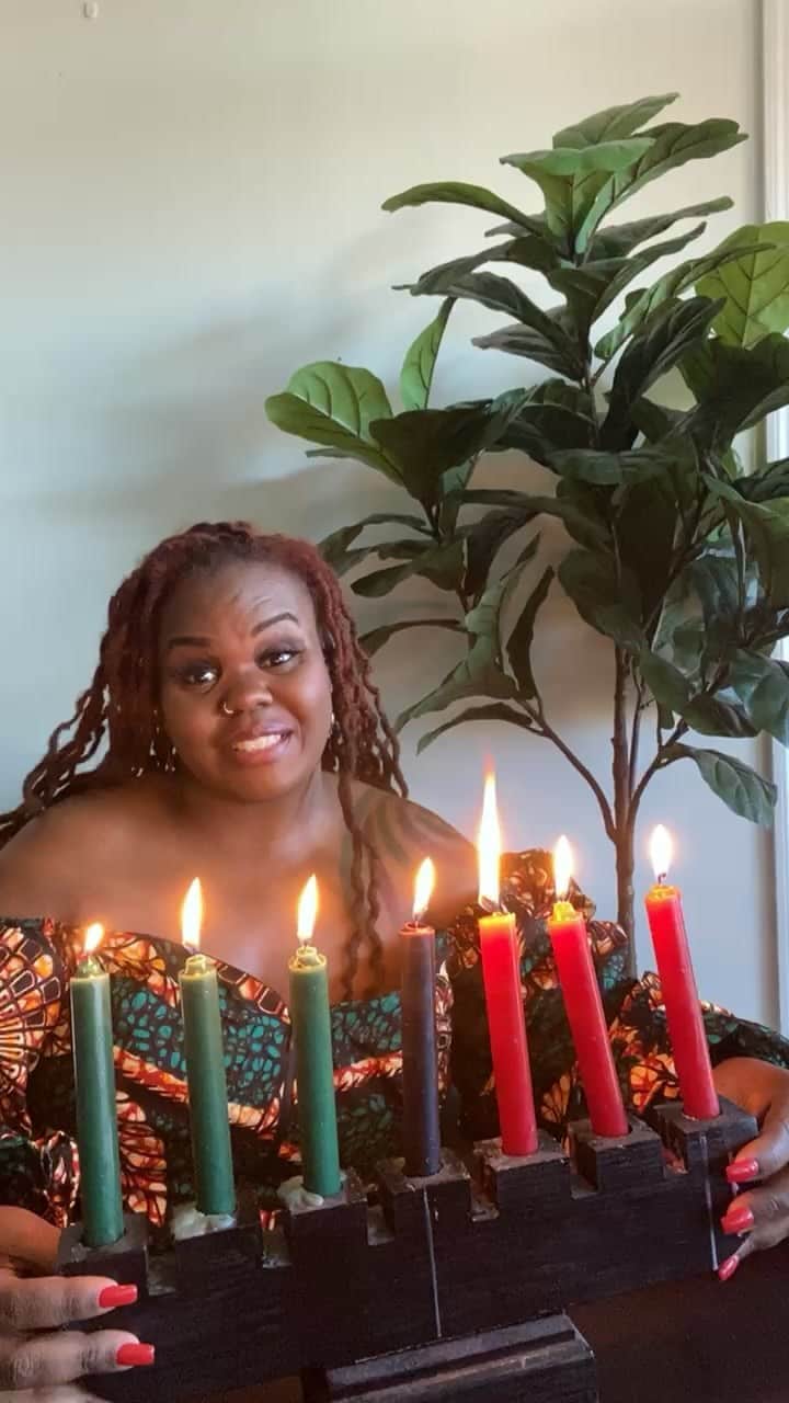 アシュリー・ヘイズのインスタグラム：「Habari Gani!? Poet Ashlee Haze performs a ceremonial lighting of the Kinara and reading of the Nguzo Saba. Poet Mia S. Willis facilitates a workshop on the African American poetry form Kwansaba.」