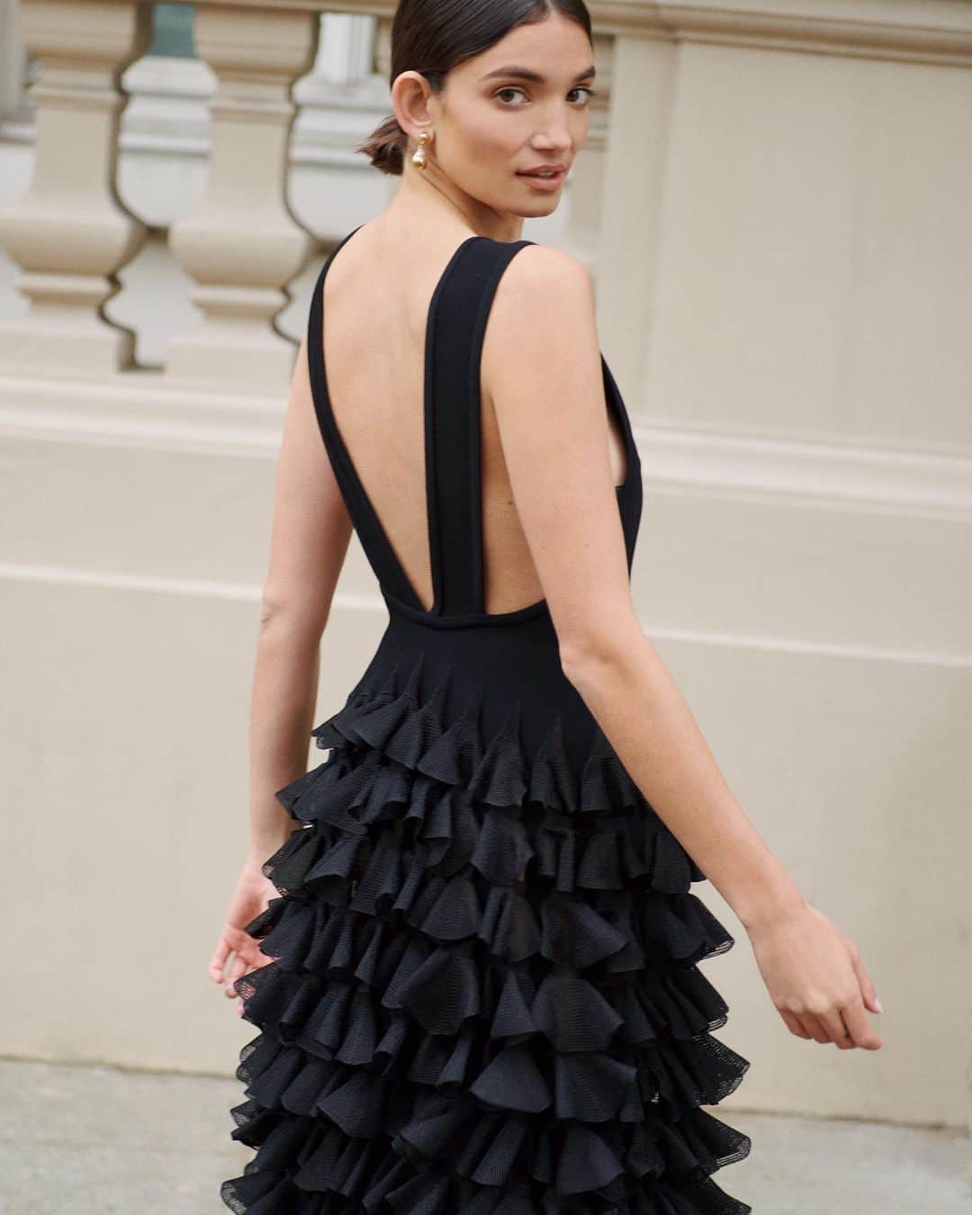Harrodsのインスタグラム：「Lifted from the @MaisonAlaia archives, the #AlaïaEditions collection celebrates the maison's icons – with signature styles faithfully reproduced by master couturiers.  Shop Alaïa online now.  #Harrods #HarrodsFashion   Our stores are closed – but you can still shop online at harrods.com.」