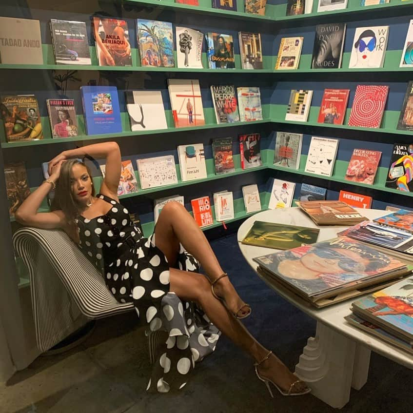 セリタ・エバンクスさんのインスタグラム写真 - (セリタ・エバンクスInstagram)「Library Fetish ✨🎁」12月27日 2時49分 - selitaebanks