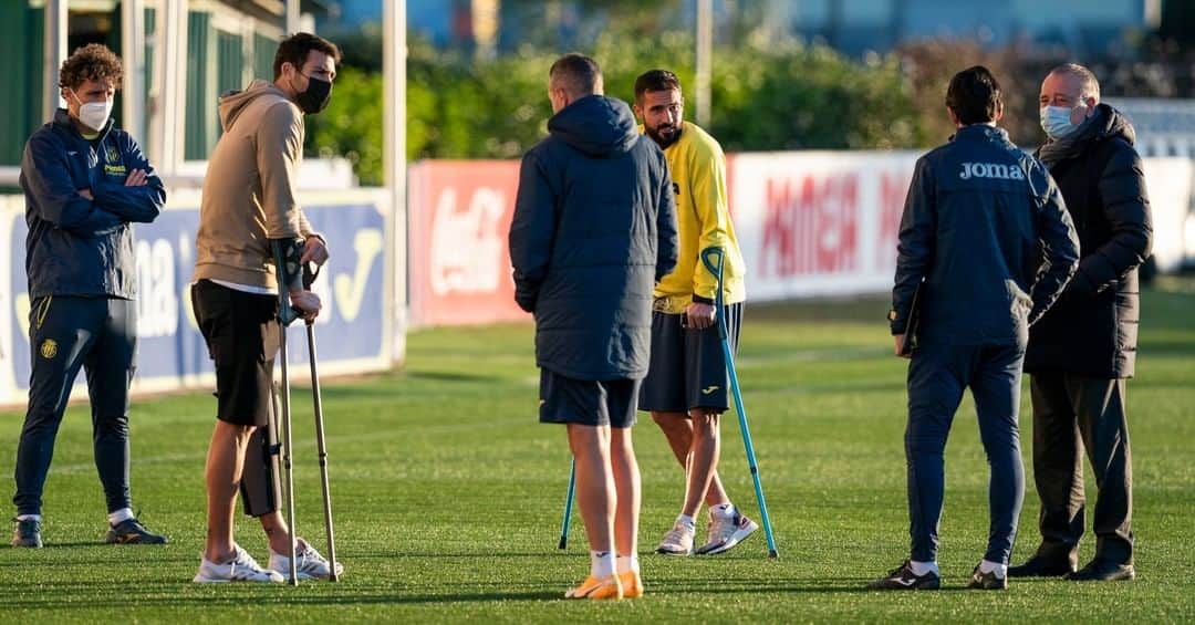 ビジャレアルCFのインスタグラム：「¡La foto del día 📸!   El presidente Fernando Roig ha estado en el entrenamiento para dar ánimos a la plantilla.  Sempre Endavant 💪! . Photo of the day 📸!   President Fernando Roig was at training today, helping the team keep their spirits up.  Endavant, always 💪! . #Villarreal #futbol #football #soccer #laliga」