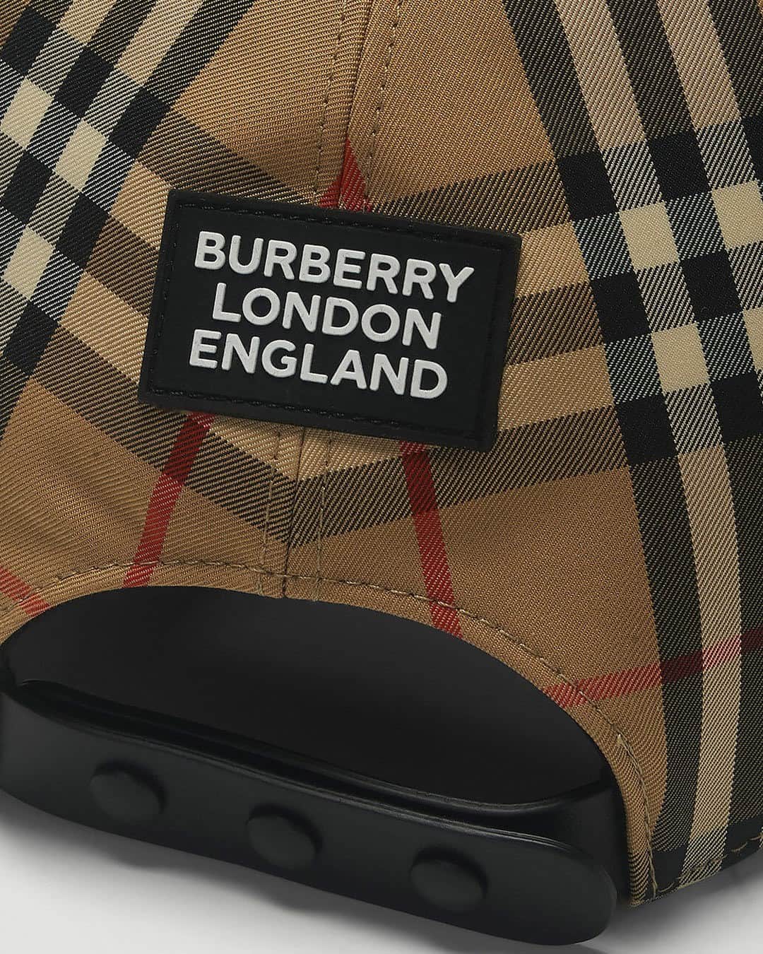 エルエヌシーシーのインスタグラム：「Burberry combines its heritage of innovation and craftsmanship in its design of ready-to-wear and accessories.  Shop new season Burberry online now. @burberry #Burberry」
