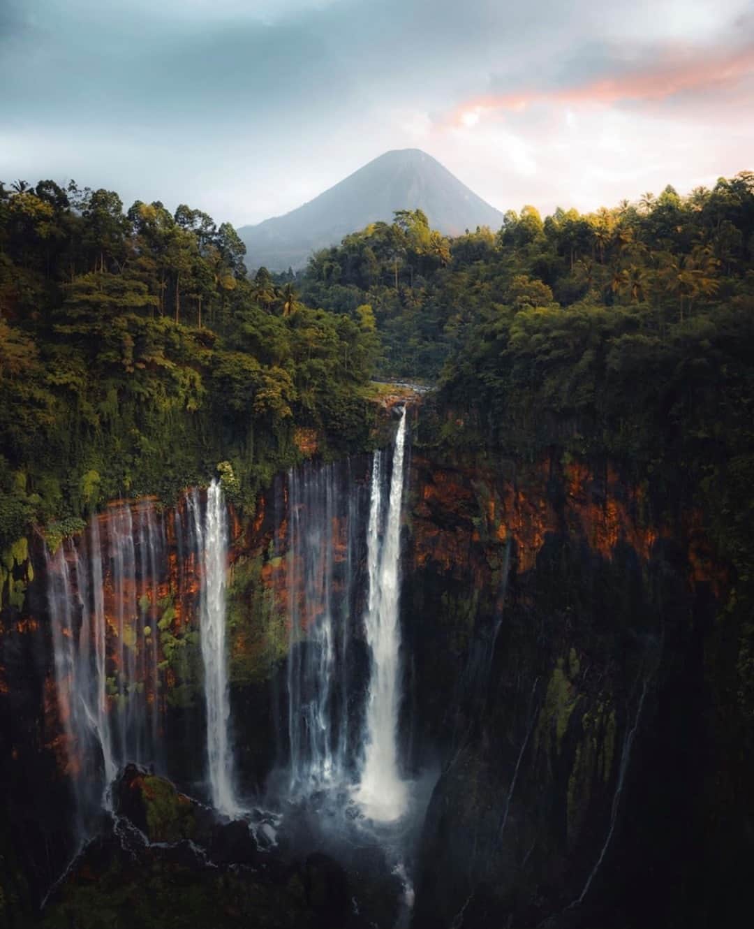 Earth Picsさんのインスタグラム写真 - (Earth PicsInstagram)「The beautiful Tumpak Sewu Waterfalls in Indonesia 🇮🇩 by @erikhedenfalk」12月27日 3時00分 - earthpix