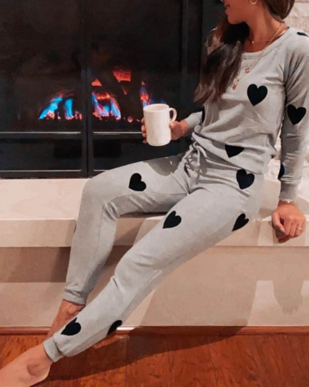 のインスタグラム：「the perfect outfit to snuggle by the fire and watch the ball drop✨🖤🎊 /// @covetiqueclothing #chaserbrand #matchingset #sweatset #graphicset #matchingset #holidayoutfit #pjset #pajamaset #pjoutfit #loungewearoutfit #loungewear」