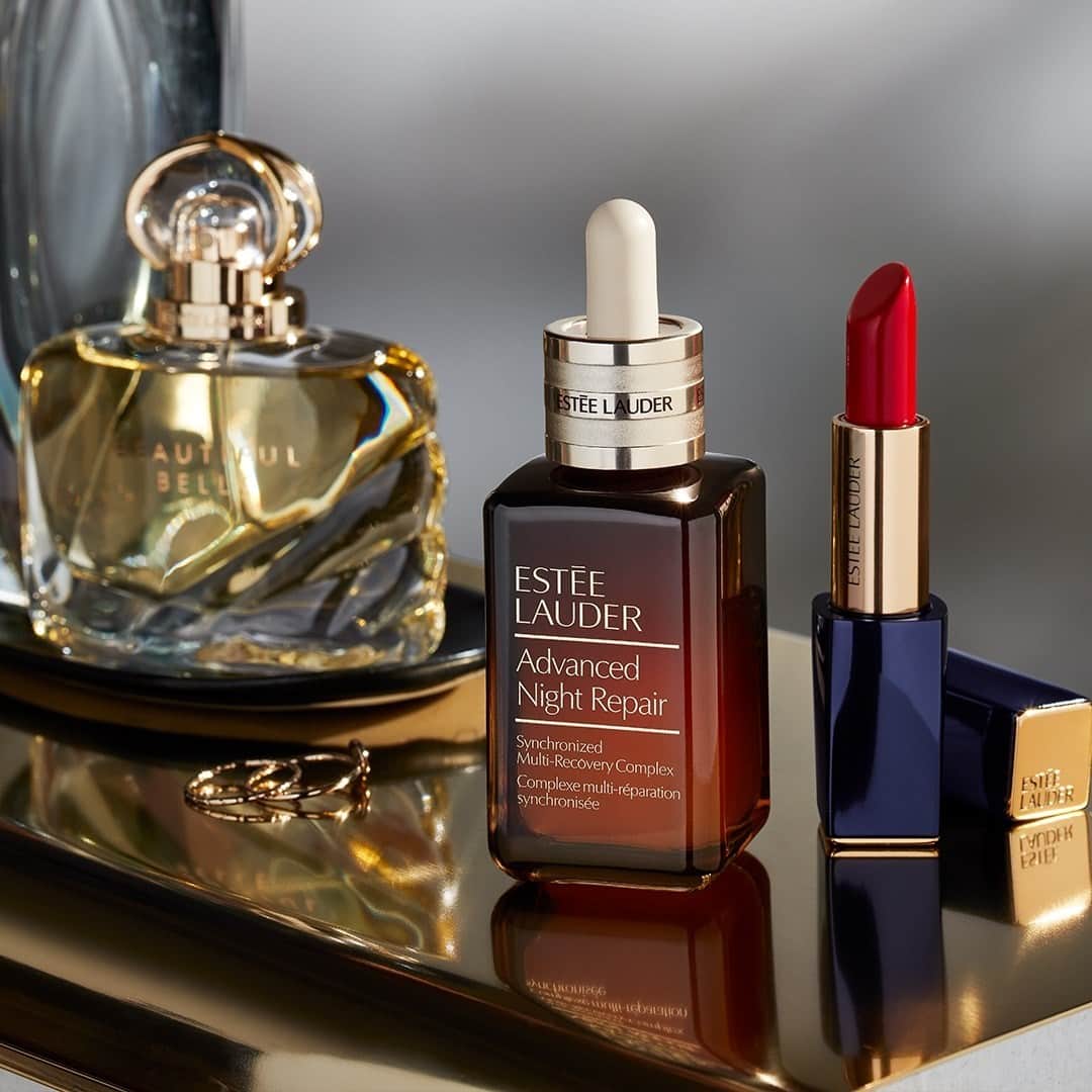 エスティローダーのインスタグラム：「Three cheers for the end of the year! ✨ What beauty products will you be ringing in the #NewYear with, #EsteeBeauties? Let us know in the comments below!  💐 #BeautifulBelle 💫 #AdvancedNightRepair 💄 #PureColorEnvy」