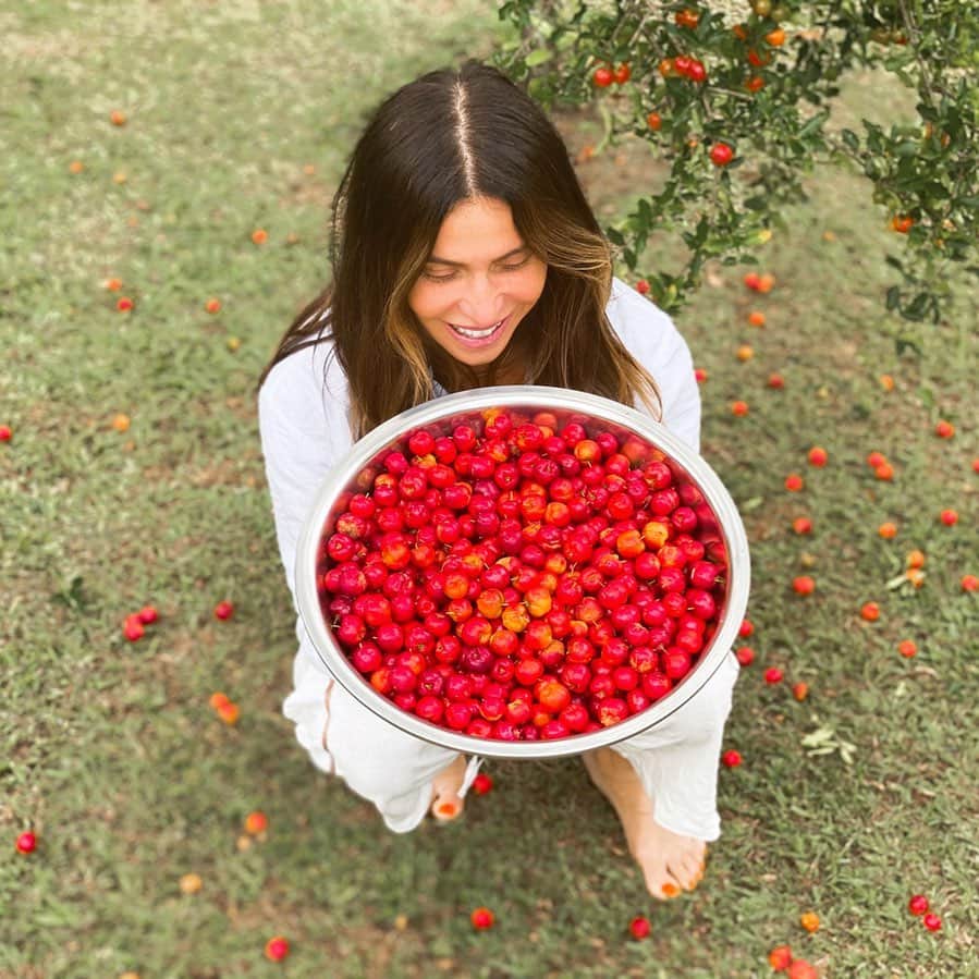 Giovanna Antonelliのインスタグラム：「Pezin de acerola !! Oh sorte!」