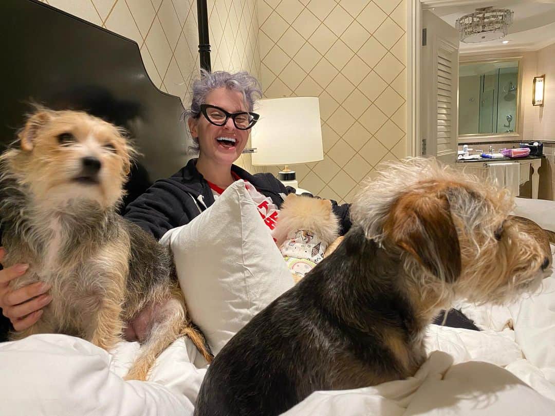 ケリー・オズボーンのインスタグラム：「There is nothing that makes me happier then being with animals!!! This year I could not be with my family so me and my bestie @gretabarlowclawson replaced people with dogs. I had the best Christmas EVER!!!!」
