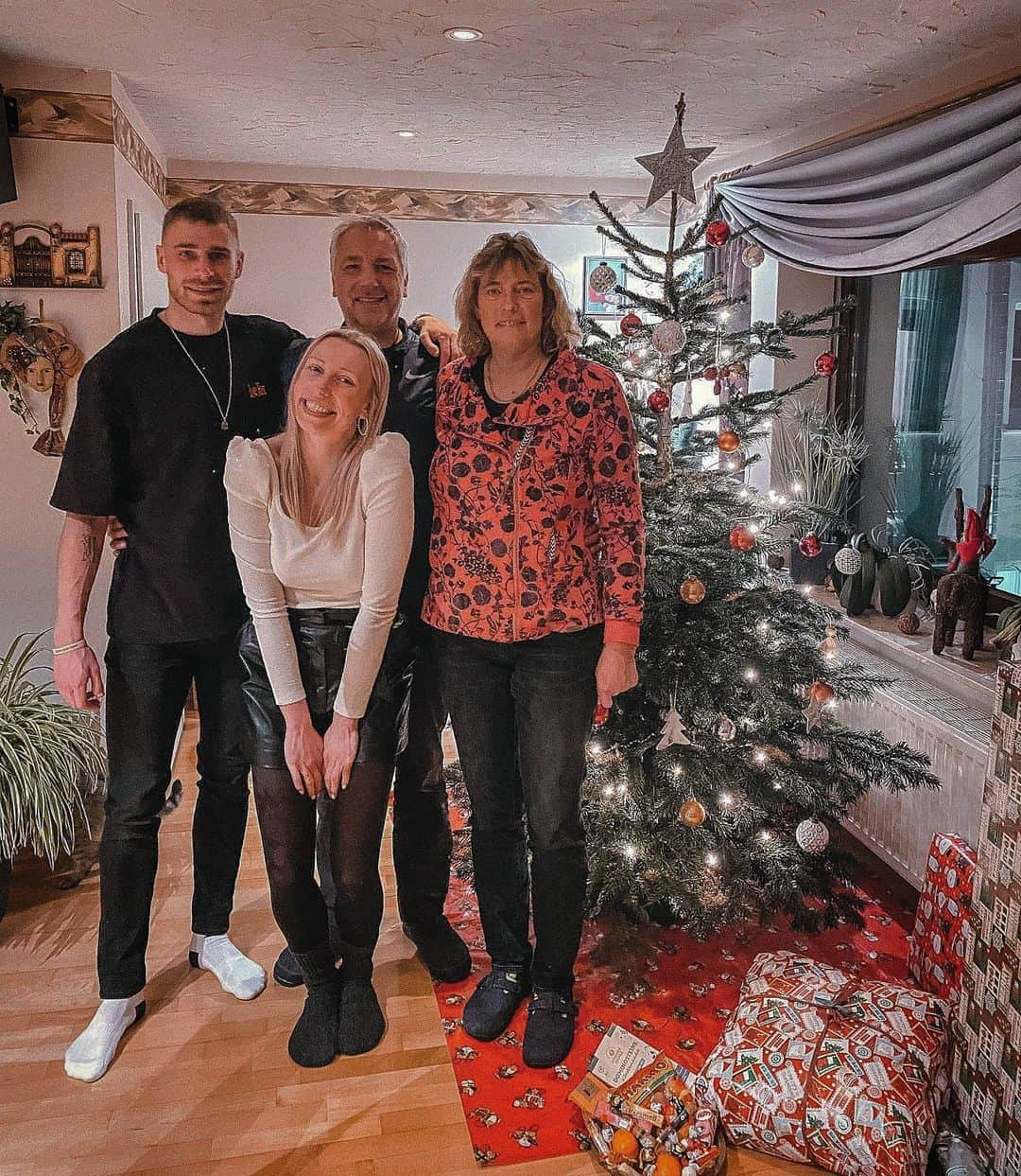 フェリックス・プラッテのインスタグラム：「family over everything 🎄❤」