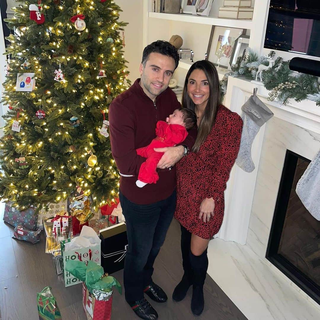 ジュゼッペ・ロッシのインスタグラム：「Baby’s first Christmas in the books. And our first as parents!! The adventure has only begun...The Rossi Family loves Christmas!! ❤️❤️❤️ #buonnatale #santaclause #giftsgalore #myfamily」