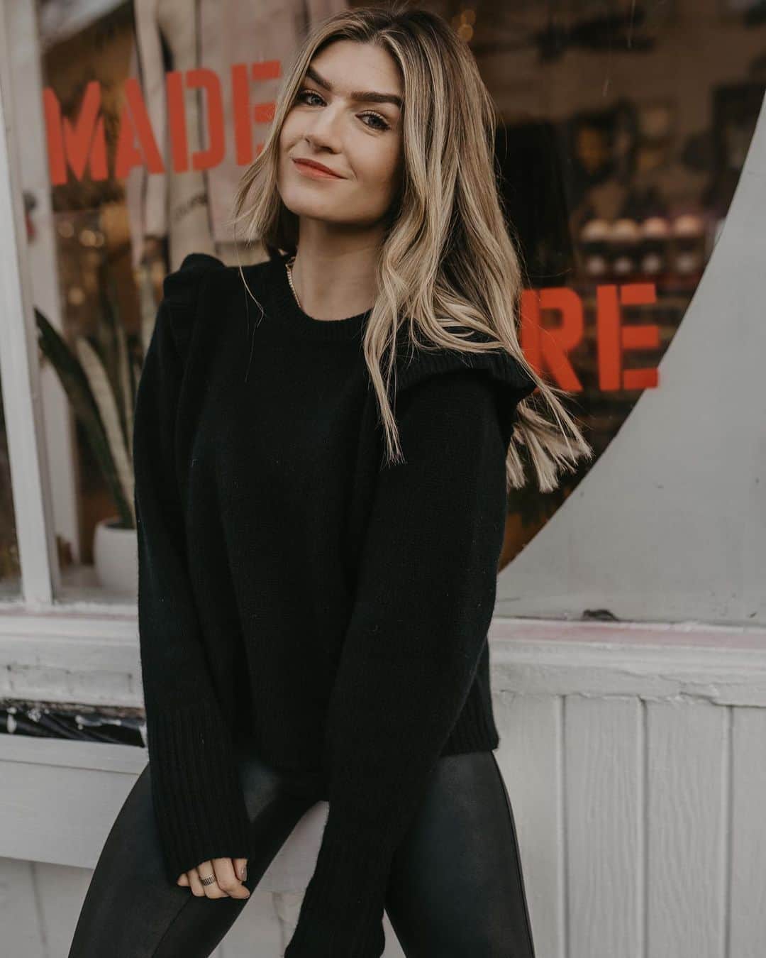 ニコールミラーのインスタグラム：「Good news- @thegreyedit’s sweater is 30% off #thisweekendonly. Stay chic & cozy all winter long! #sale #NMCozyinCashmere」