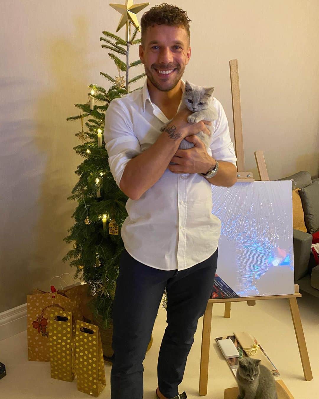 ルーカス・ポドルスキさんのインスタグラム写真 - (ルーカス・ポドルスキInstagram)「W/ my two friends 🐈😉 #poldi #cats #family #christmas」12月27日 3時14分 - lukaspodolski