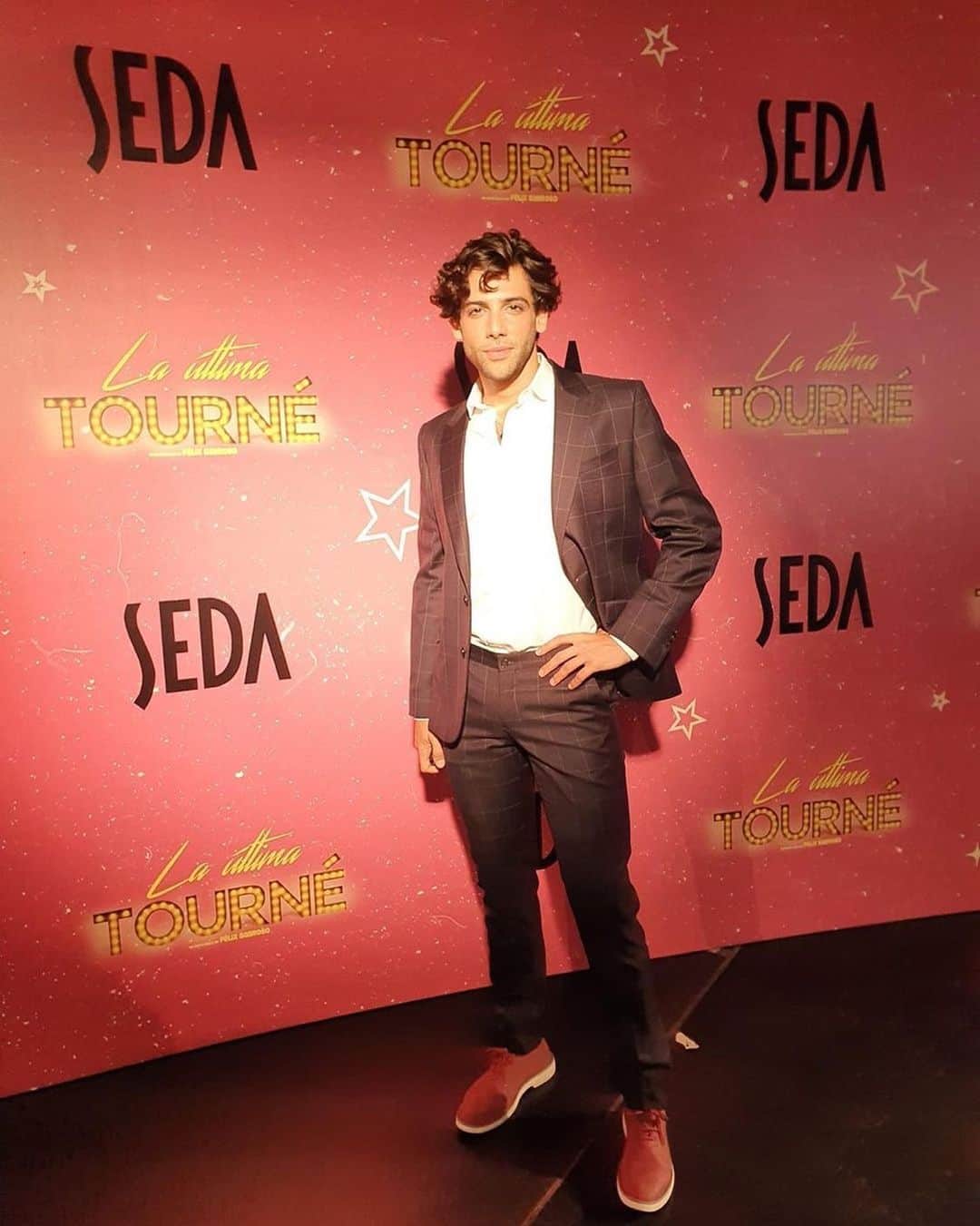 のインスタグラム：「@cayetano_fer vestido con traje de cuadro ventana en la presentación de #laultimaturne Os recomendamos ir al teatro porque es súper divertida #chicosguaposvestidosdegarciamadrid」