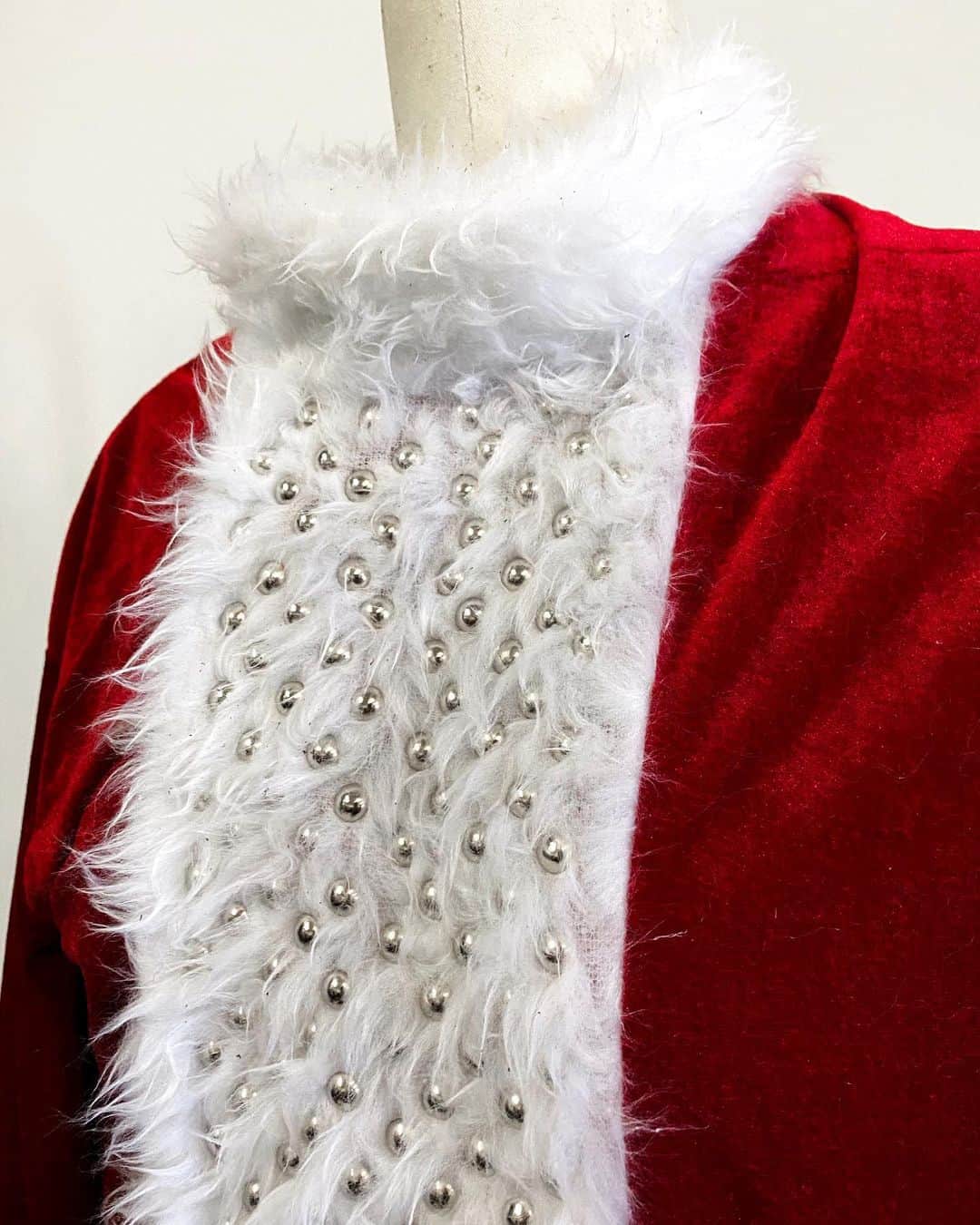 ZANA BAYNEさんのインスタグラム写真 - (ZANA BAYNEInstagram)「NAUGHTY LIST with @mileycyrus in Custom #ZanaBayne Studded Belt & studded Santa suit 👹」12月27日 3時20分 - zanabayne