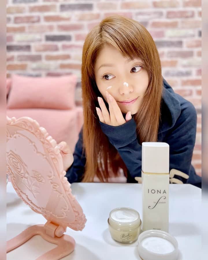 のインスタグラム：「驚くほどの潤いともっちり感♡ ▶︎▶︎▶︎ #イオナエフ ( #ゼリア新薬 )✨ * 🧴 #イオナエフリッチローション  とってもとろみのあるテクスチャーで 浸透力も高く、付けてすぐに もっちりもちもち肌と潤いを感じれる化粧水💕 * 🧴 #イオナエフリッチクリーム 超濃密クリームです❤️ クリーム自体が既にぷるんぷるんで 弾力あるもっちりした感じ💕 お顔に伸ばすと…一層膜を張った様に ふっくらお肌に…✨ * どちらも #エイジングケア として 最高な𝟸アイテム☝🏻💕 #乾燥 が気になるこの冬こそ∘☃* 大活躍させます😎👍🏻 ✼••┈┈┈┈┈┈┈┈┈┈┈┈┈┈┈┈••✼ #PR #美容 #スキンケア #高浸透エイジングケア #ハリ #素肌美人になりたい #美肌作り #美肌 #美容垢 #beauty #美容好きな人と繋がりたい #美活#instabeauty #美肌女子 #美容マニア #高保湿#beaustagrammer #女子力 #beautycare #コスメレビュー #美肌ケア #美肌になりたい #skincare #IONA ✼••┈┈┈┈┈┈┈┈┈┈┈┈┈┈┈┈••✼」