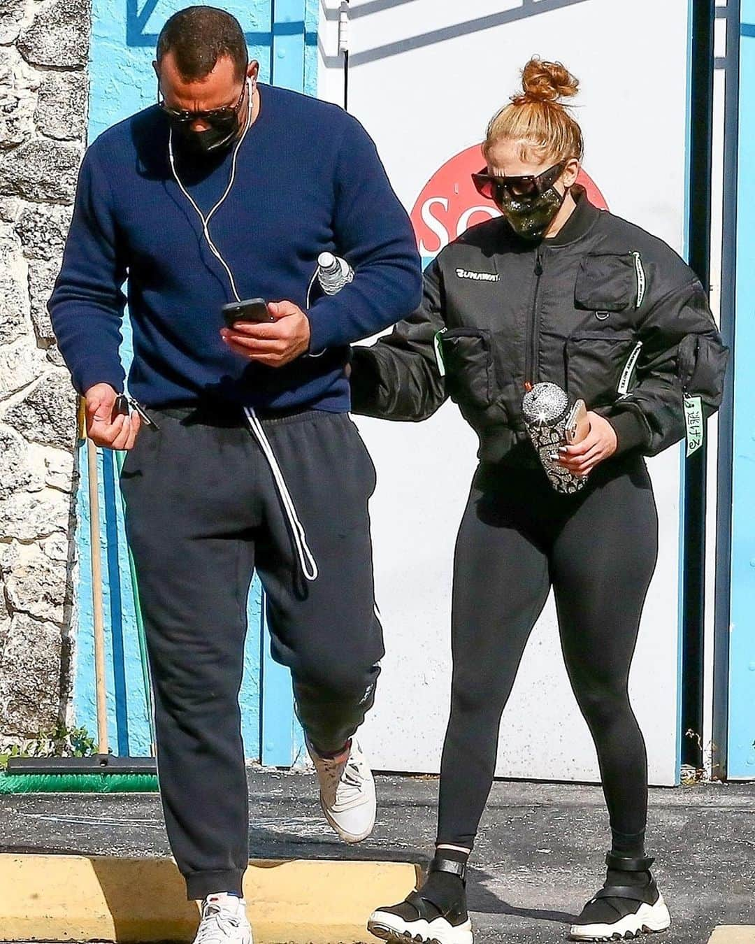 Just Jaredさんのインスタグラム写真 - (Just JaredInstagram)「@jlo and @arod were spotted leaving a private gym on Saturday morning after working off their Christmas calories together! #JenniferLopez #AlexRodriguez Photo: Backgrid」12月27日 3時22分 - justjared